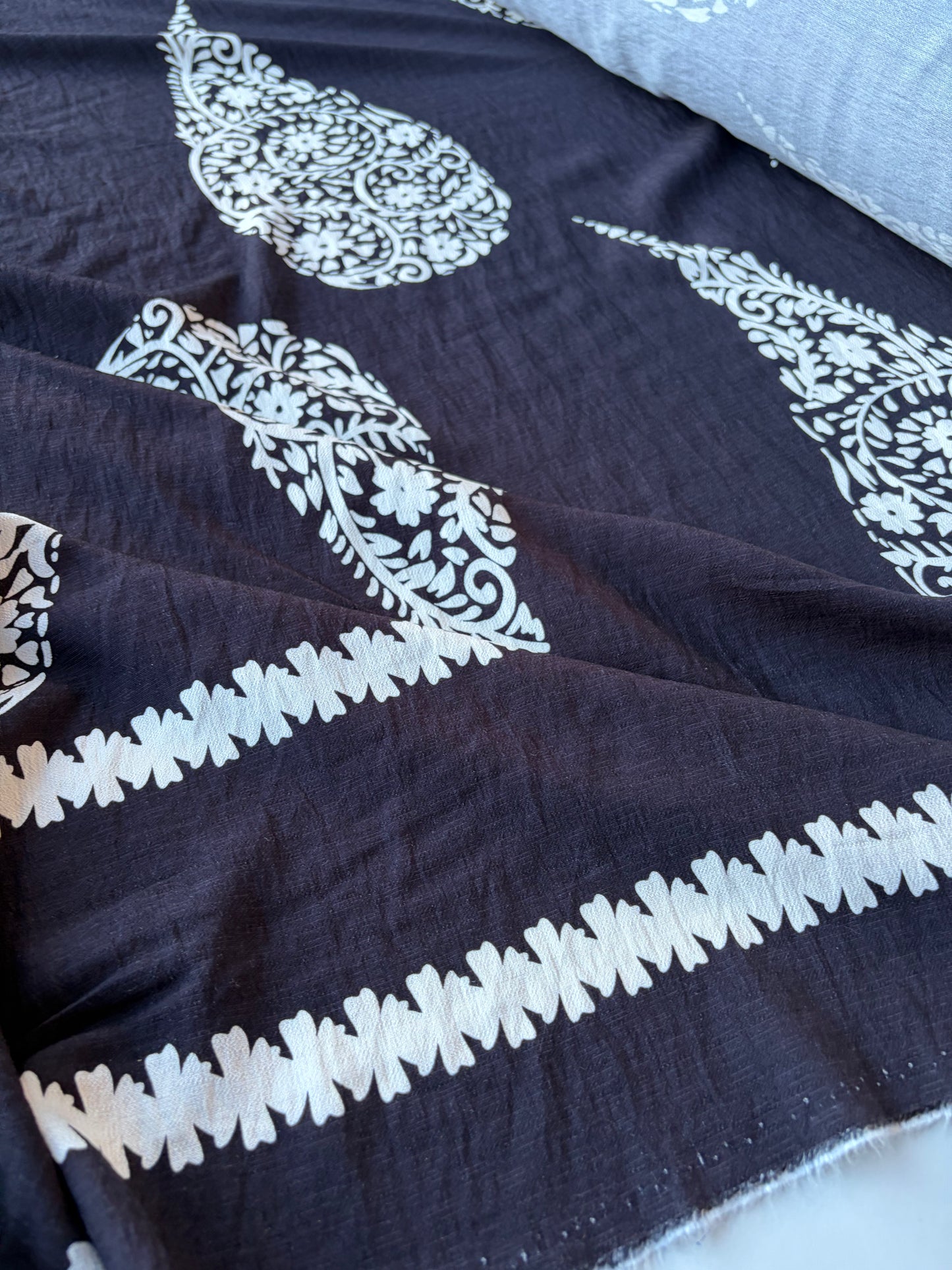 MIA 022 black/white double border viscose print