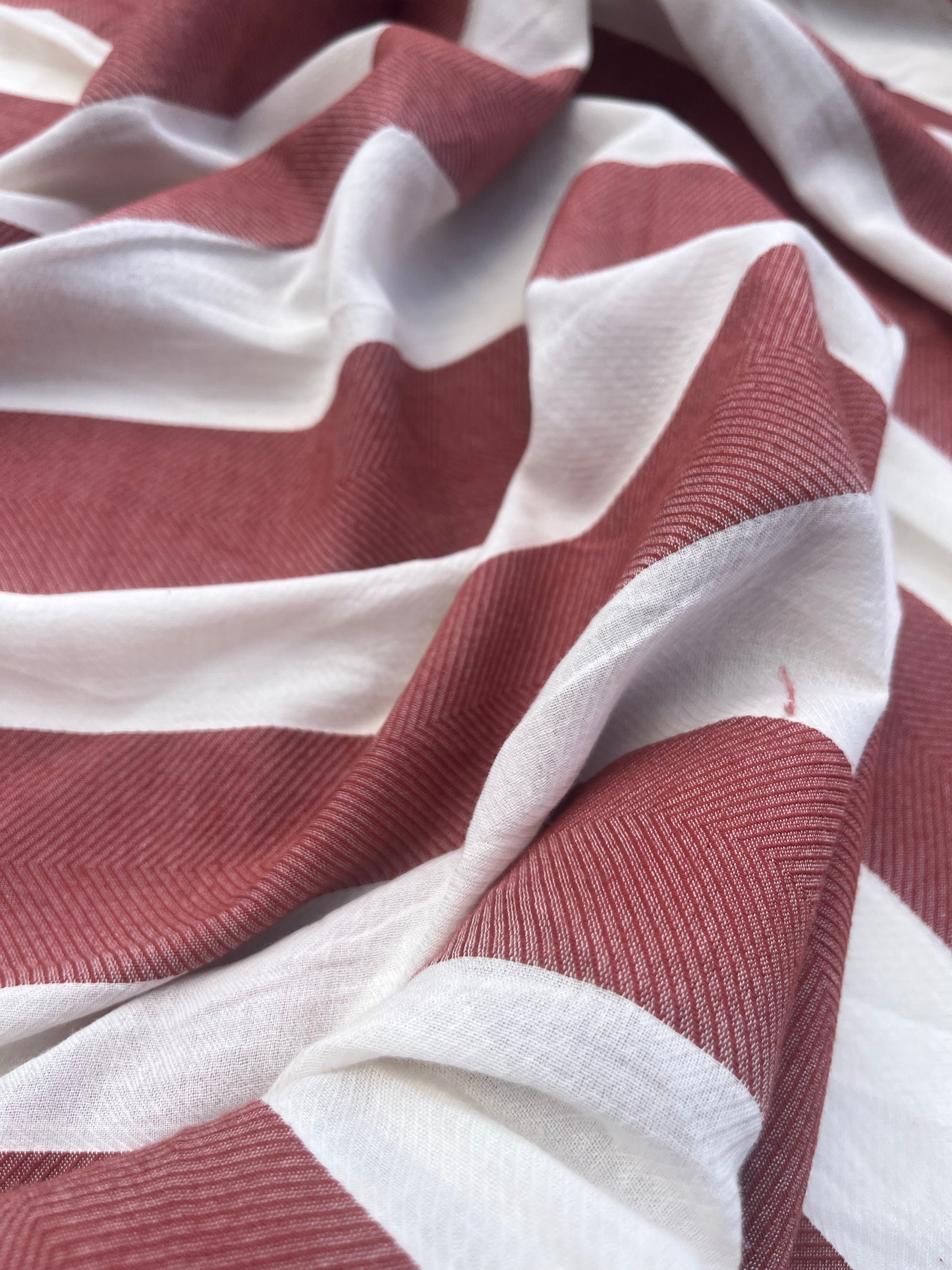 HERA 022 Gauze jacquard fishbone ecru/brick