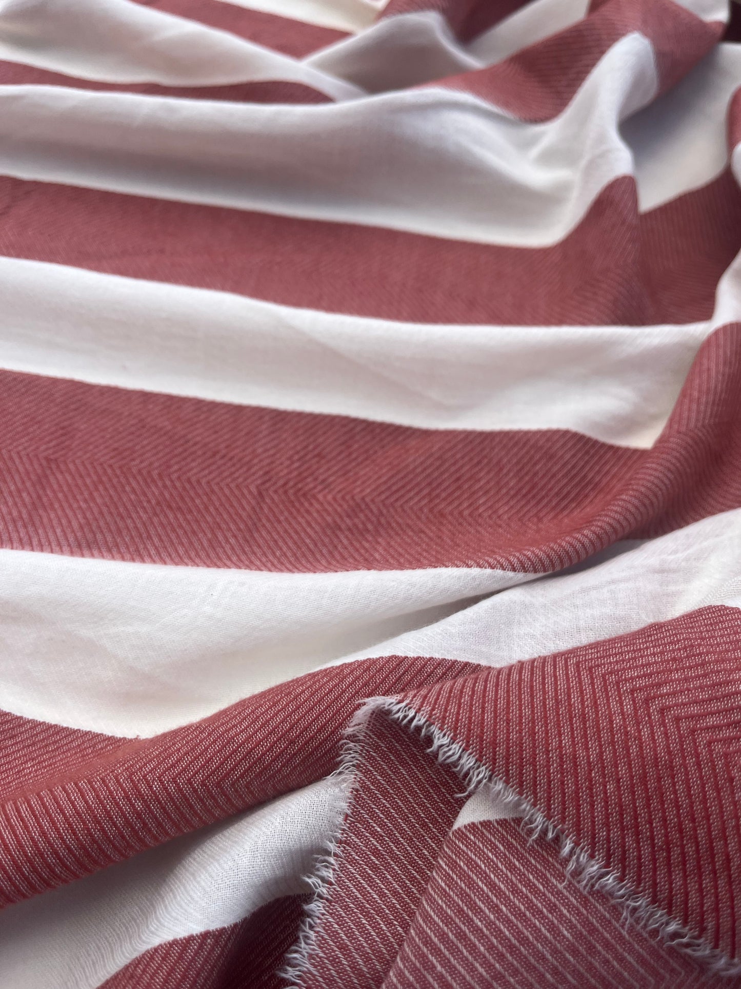 HERA 022 Gauze jacquard fishbone ecru/brick