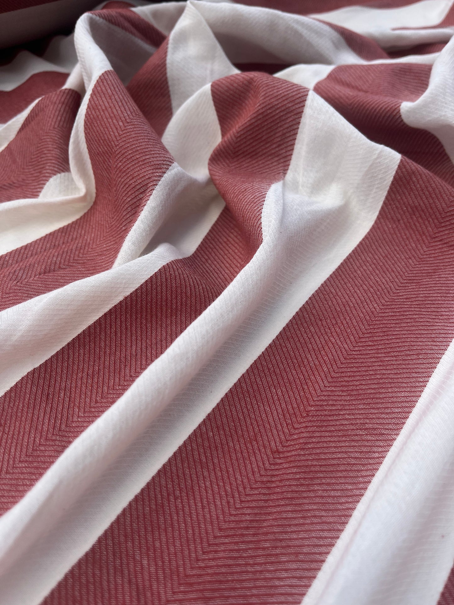 HERA 022 Gauze jacquard fishbone ecru/brick