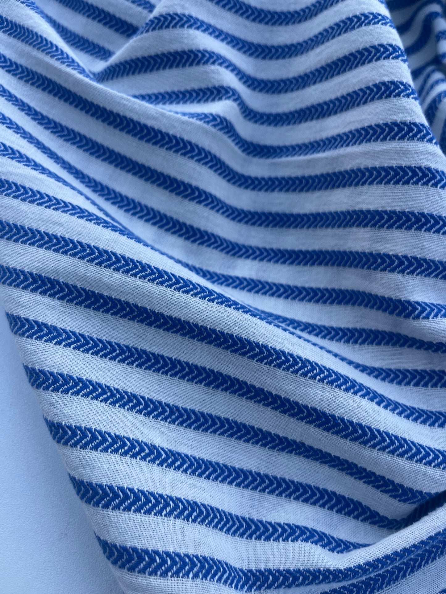HERA 030 Gauze jacquard fishbone ecru/cobalt