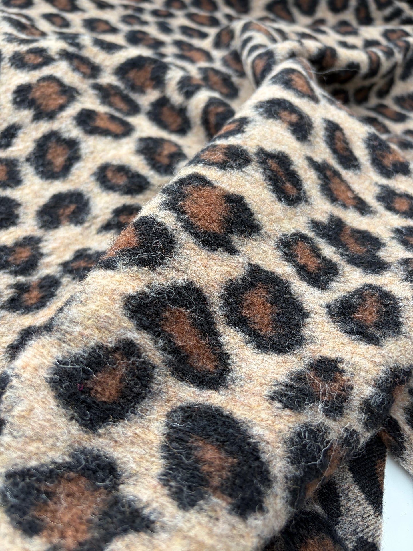 WILD WOOL 007 black/sand leopard heavy boiled wool