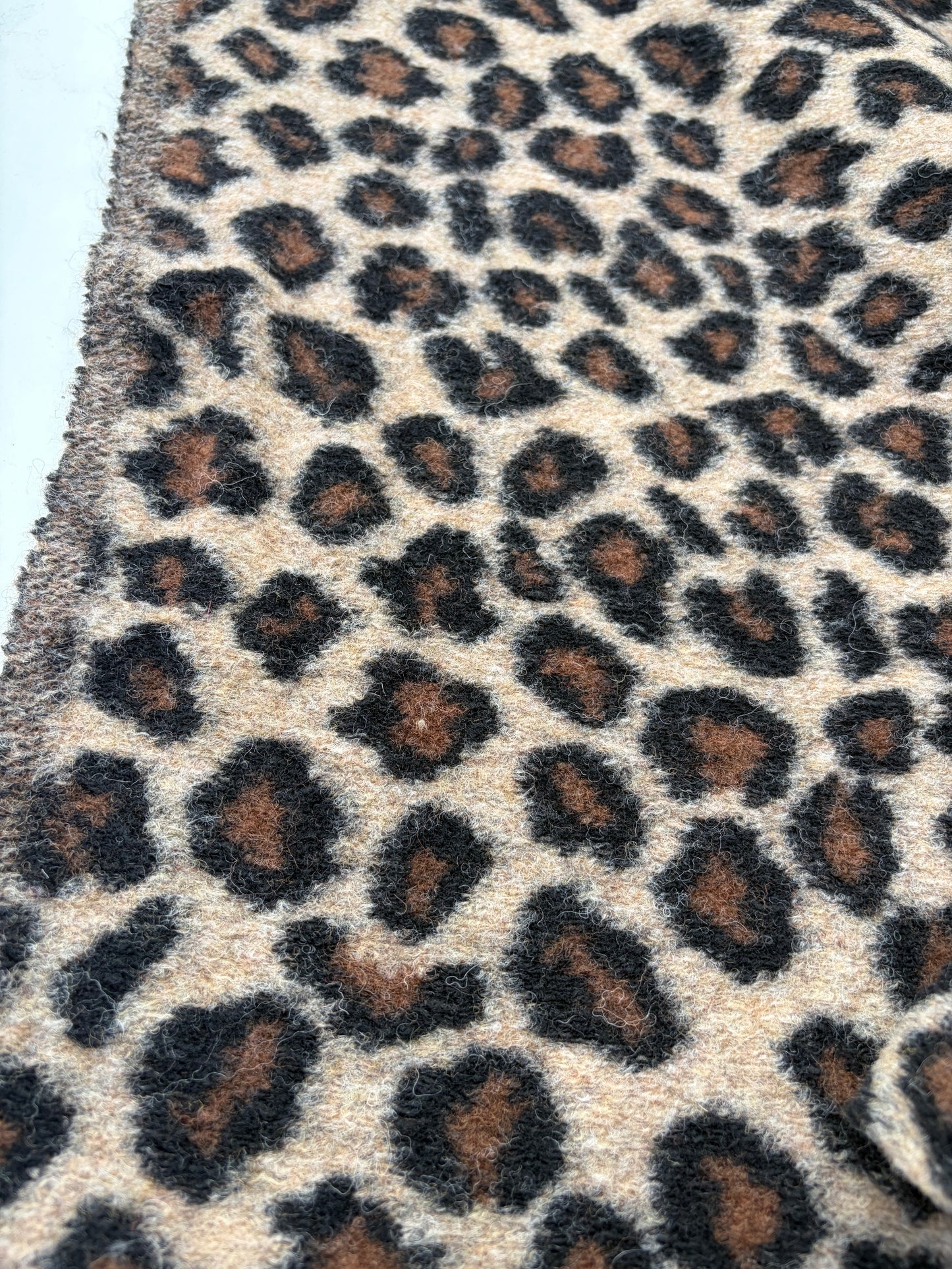 WILD WOOL 007 black/sand leopard heavy boiled wool