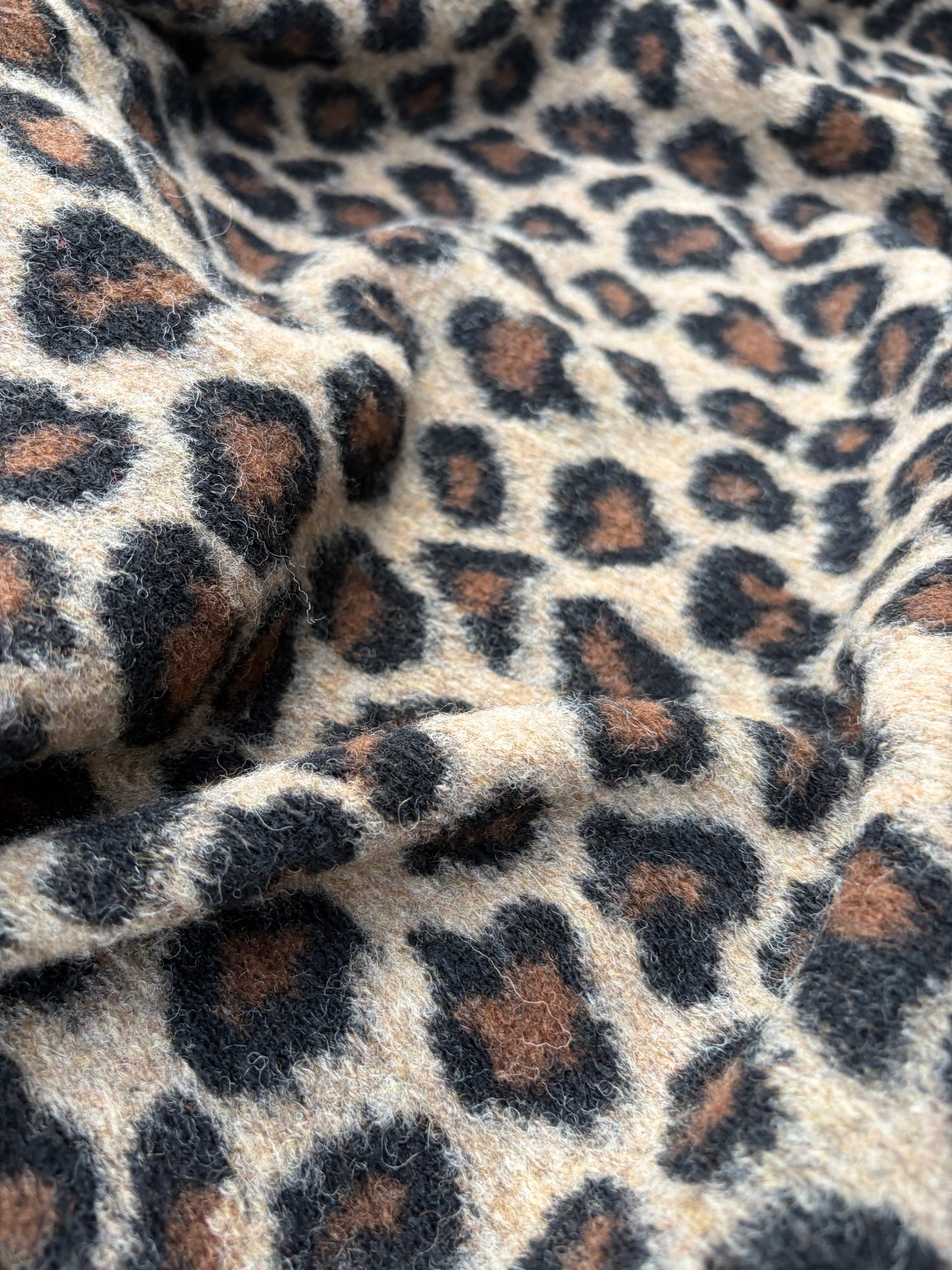 WILD WOOL 007 black/sand leopard heavy boiled wool