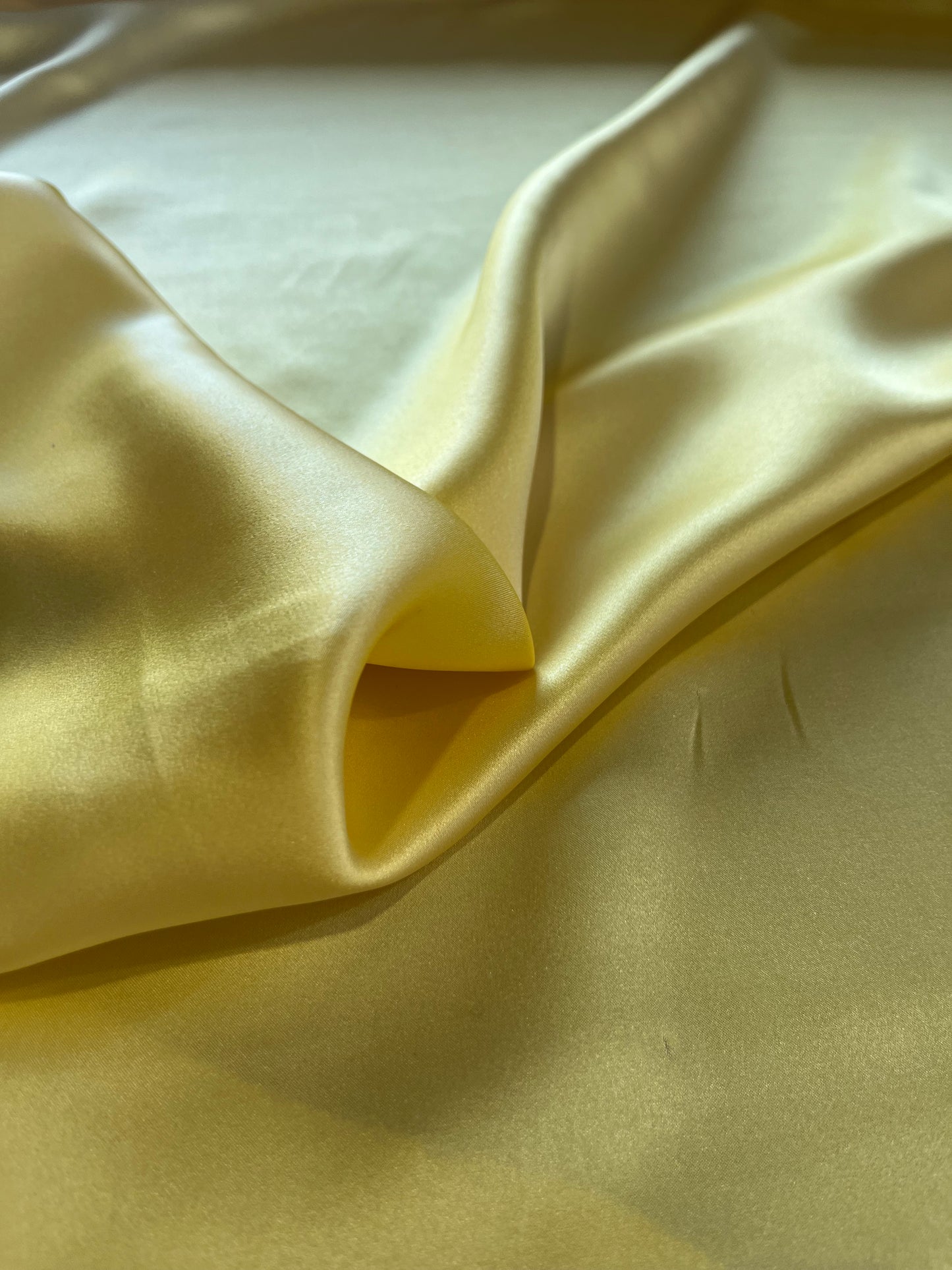 E02 Bernie 007 silk satin crêpe yellow