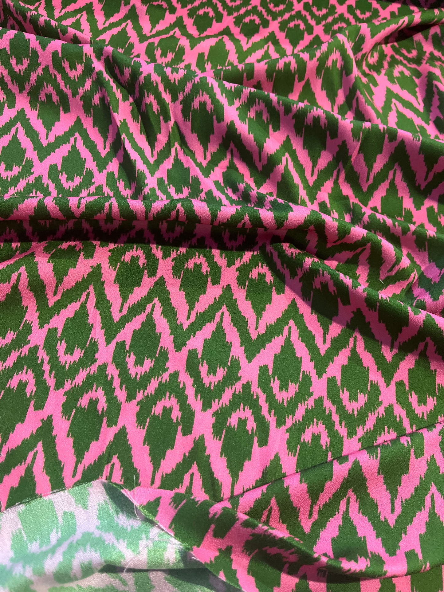 XII 059 viscose crêpe print green/fuchsia ethnical design