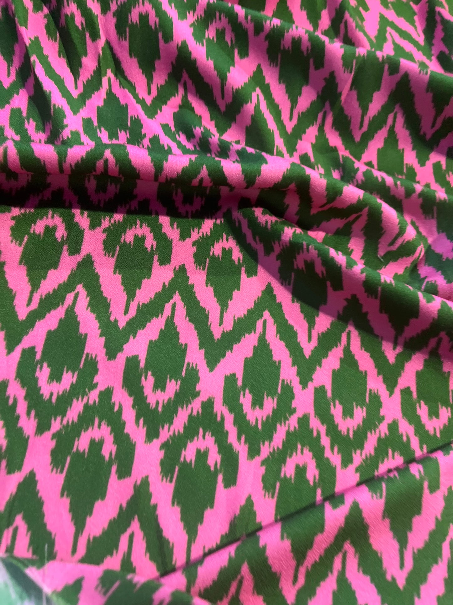 XII 059 viscose crêpe print green/fuchsia ethnical design