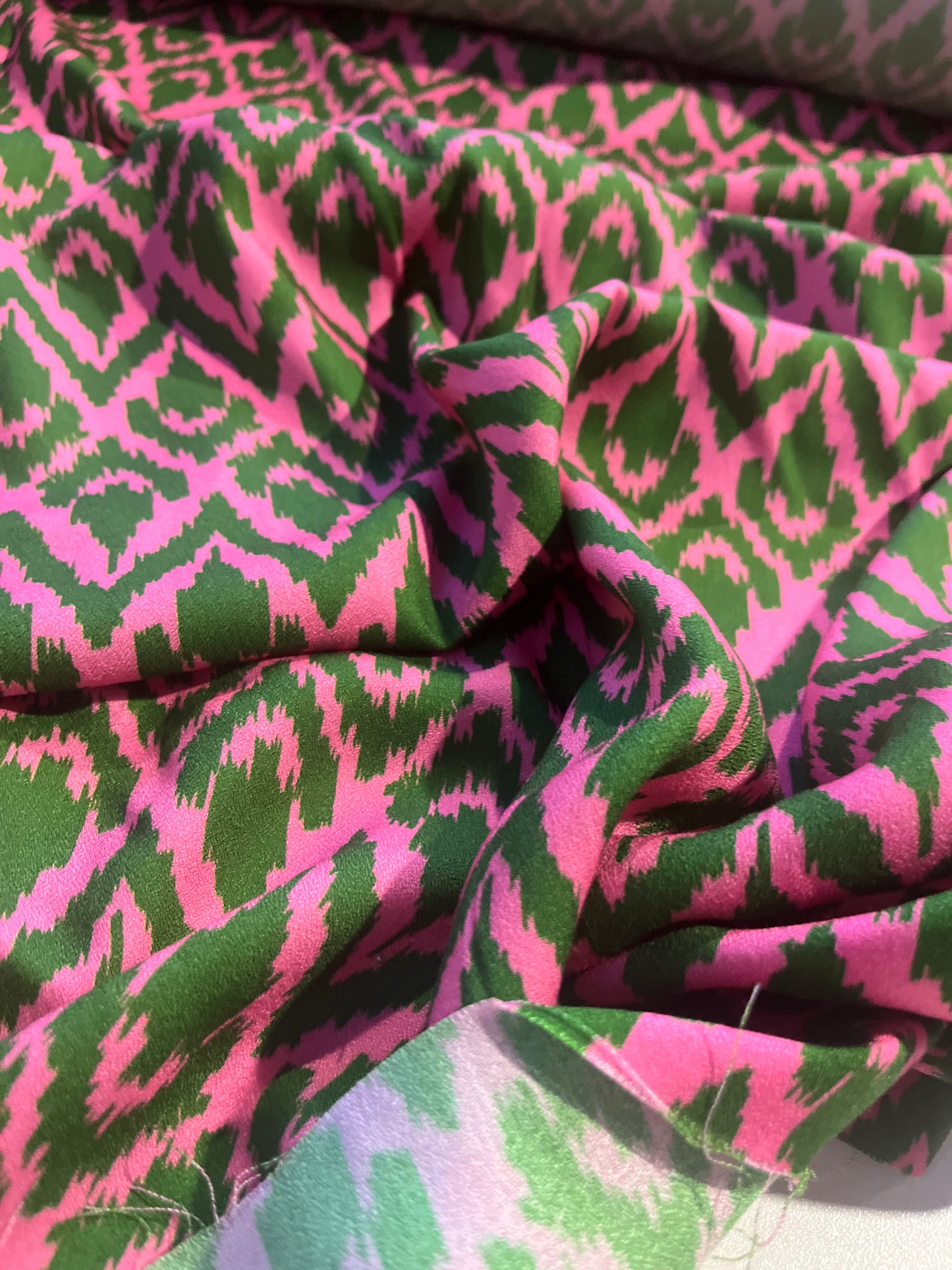 XII 059 viscose crêpe print green/fuchsia ethnical design