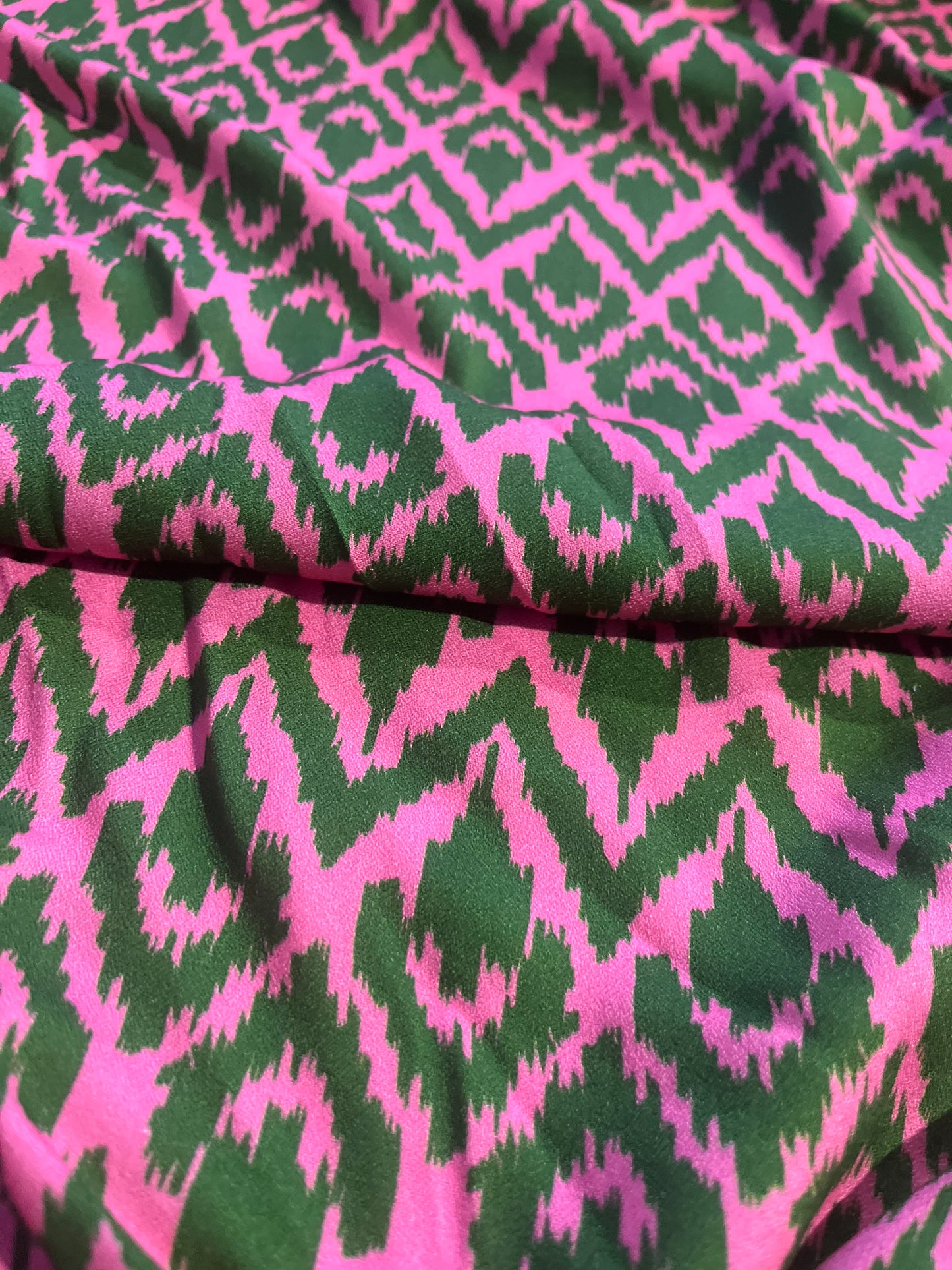 XII 059 viscose crêpe print green/fuchsia ethnical design