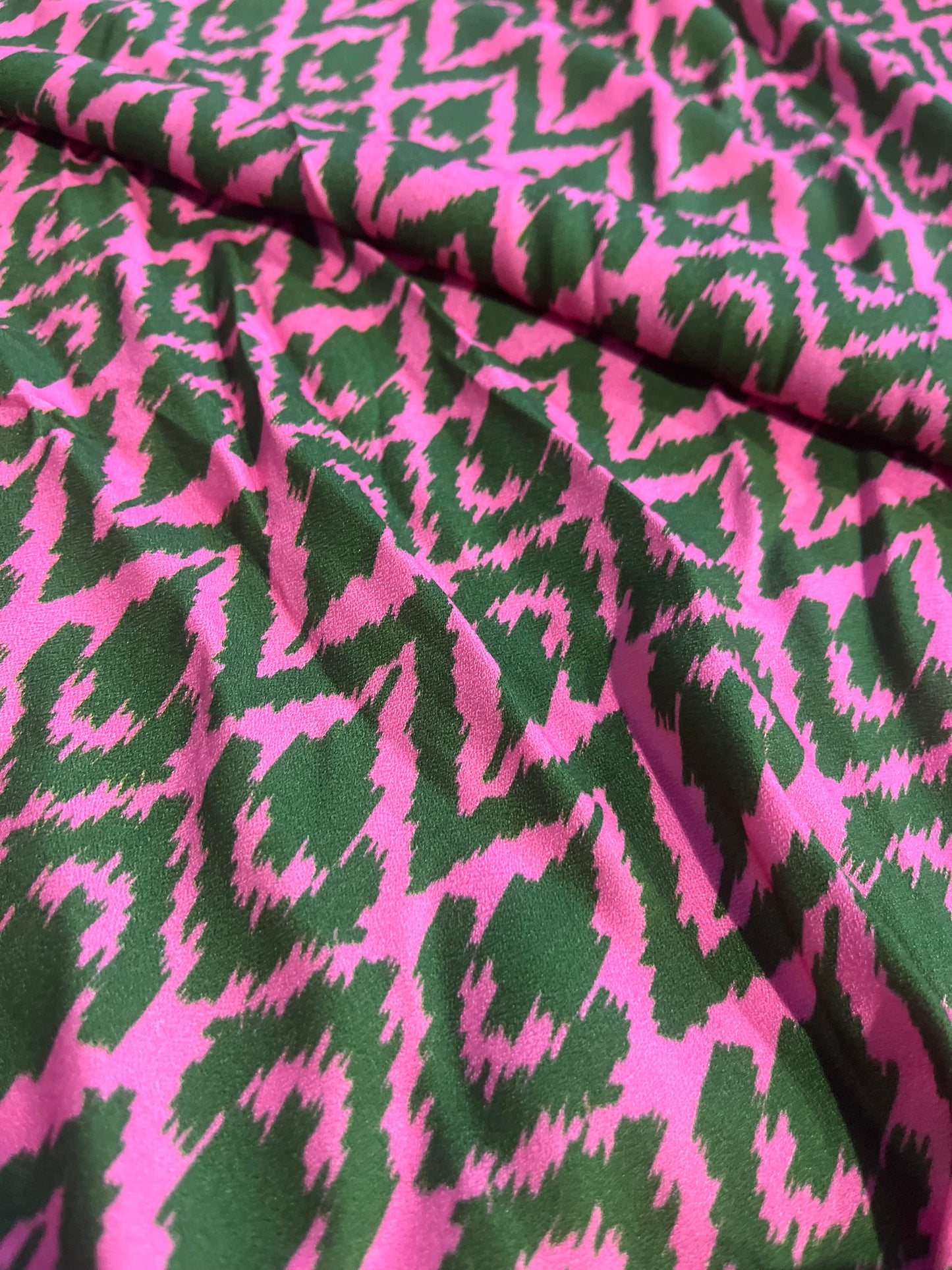 XII 059 viscose crêpe print green/fuchsia ethnical design