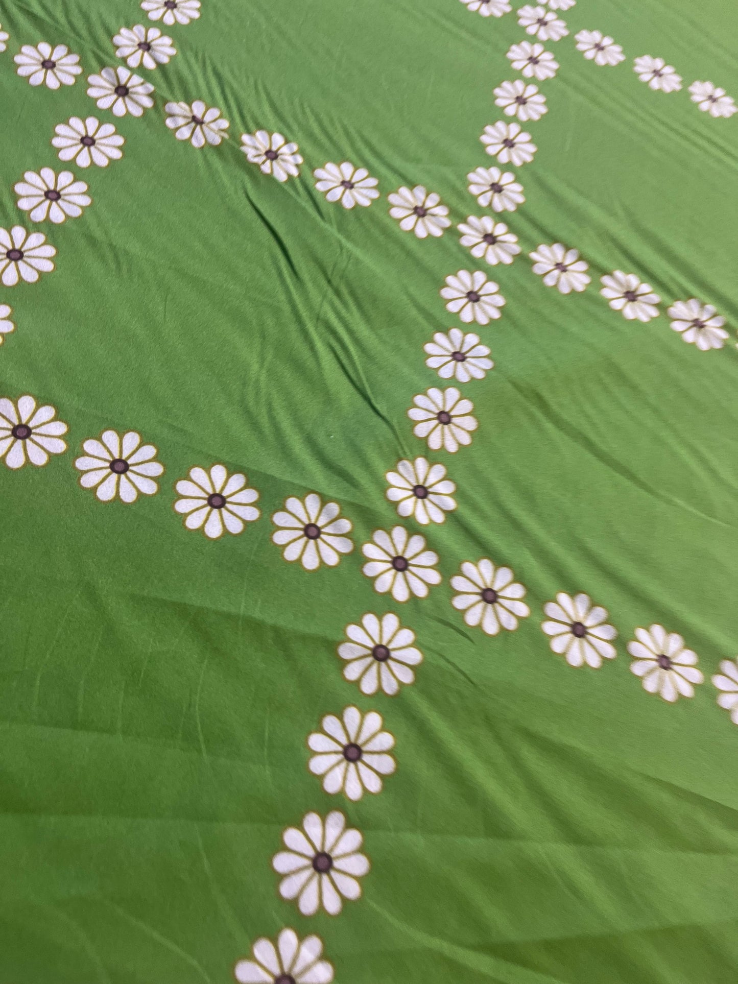XII 060 cotton poplin green daffodils