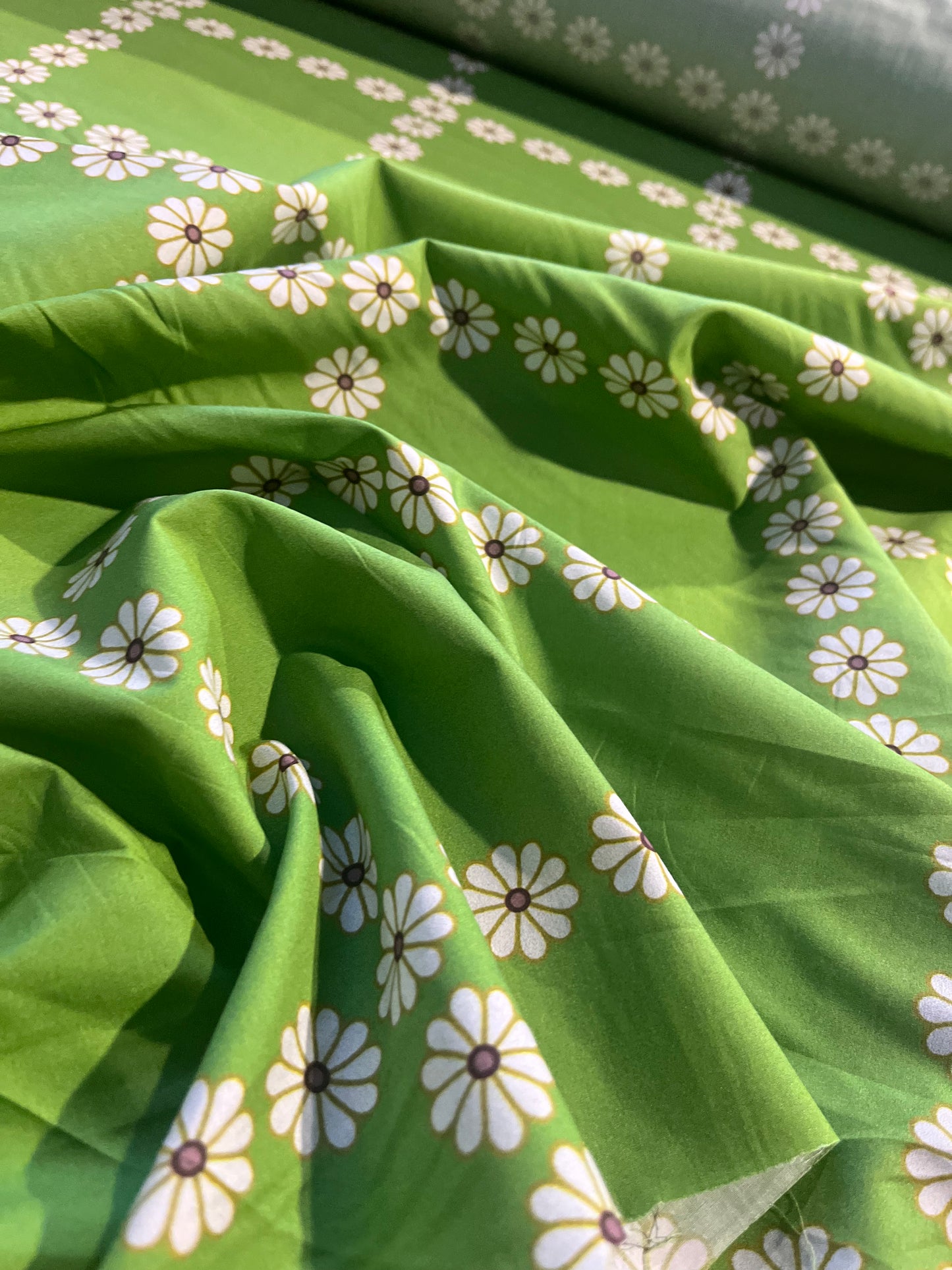 XII 060 cotton poplin green daffodils