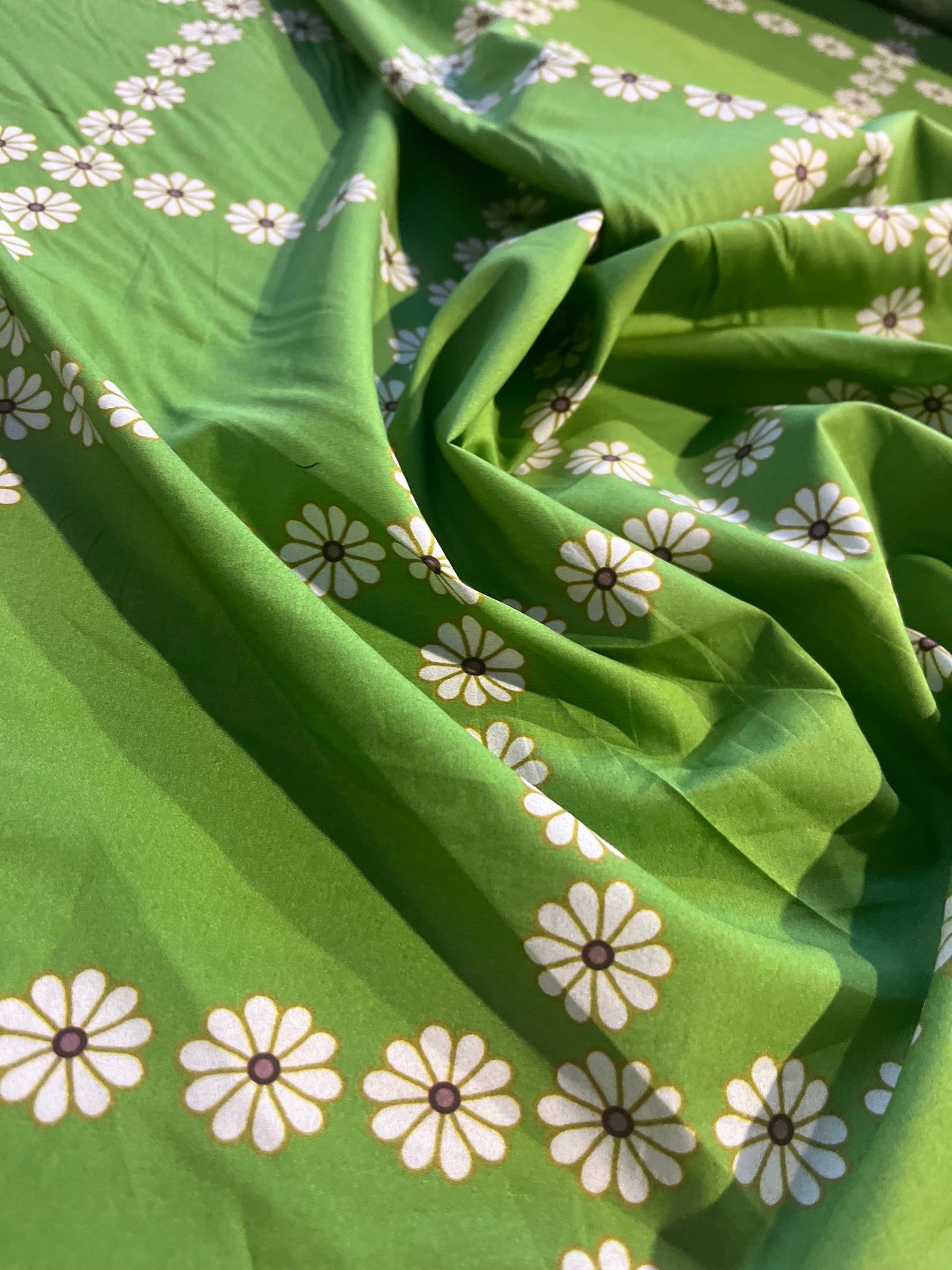 XII 060 cotton poplin green daffodils