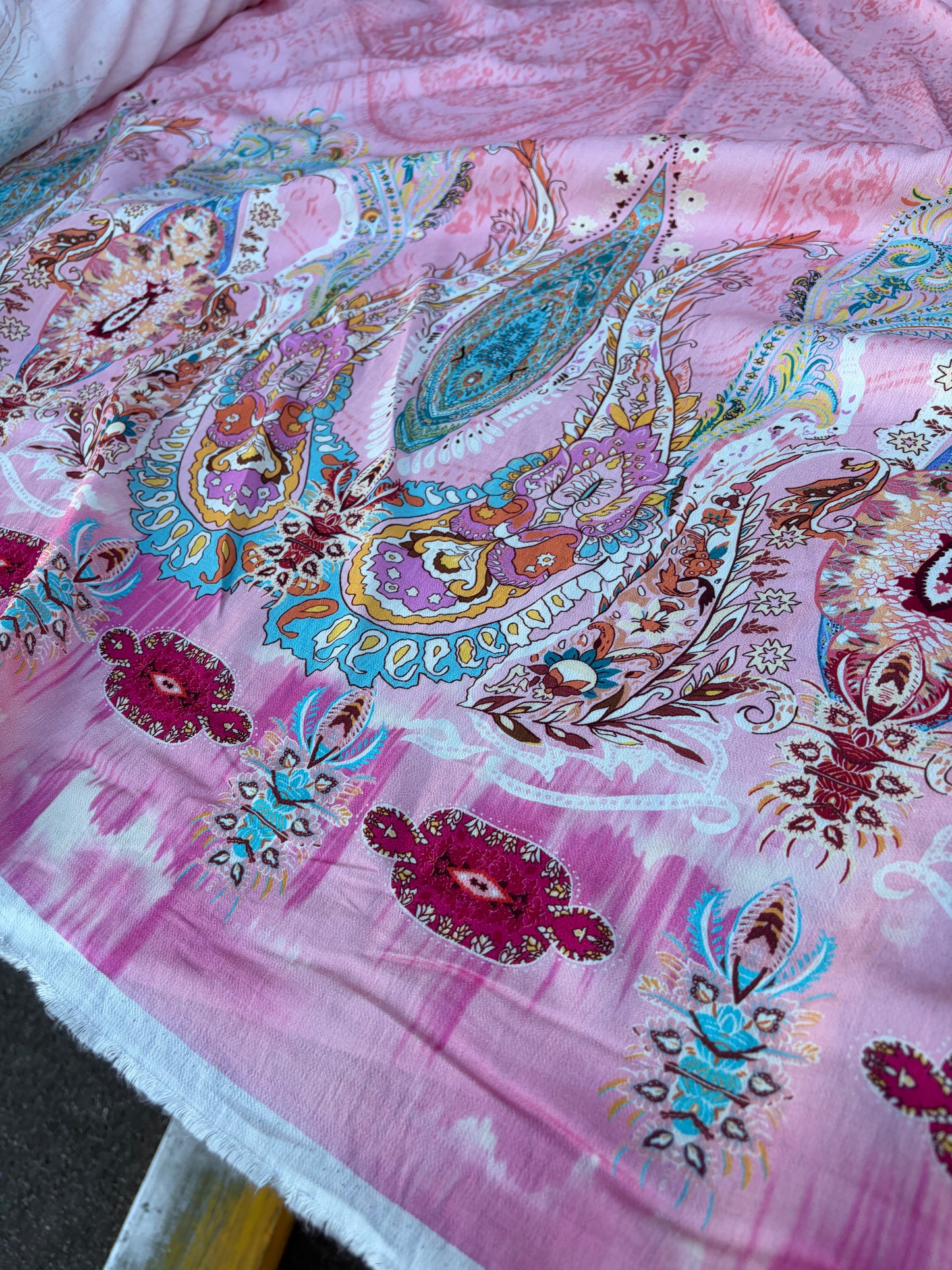 AXEL 005 pink double border cashemere print viscose crêpe