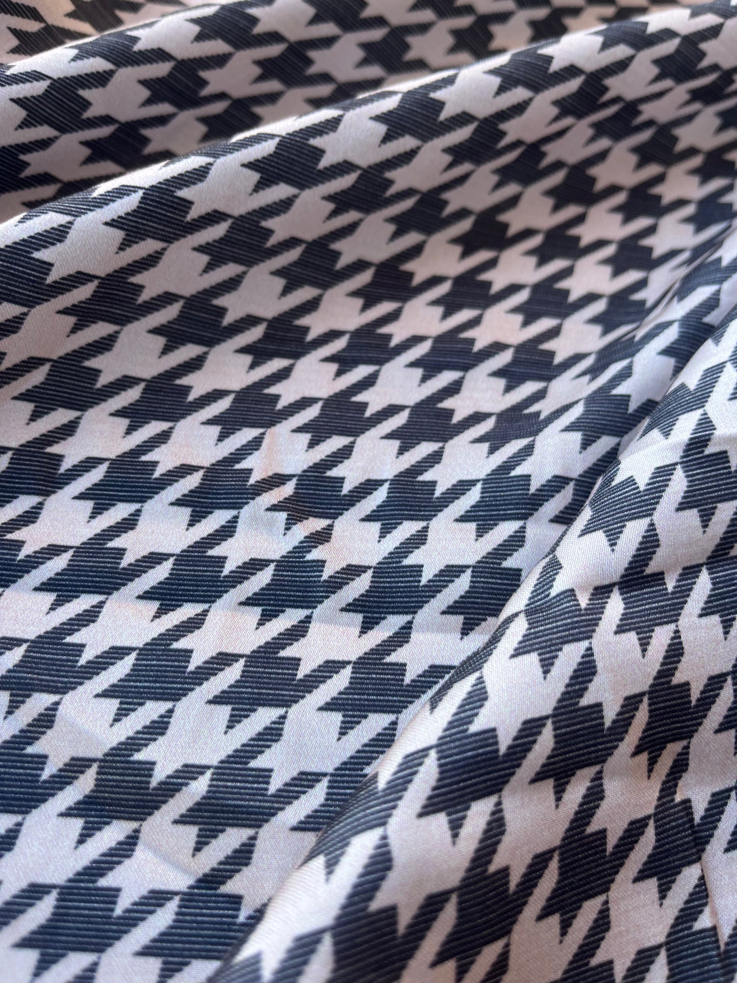 JUNO 043  viscose satin micro pied de poule