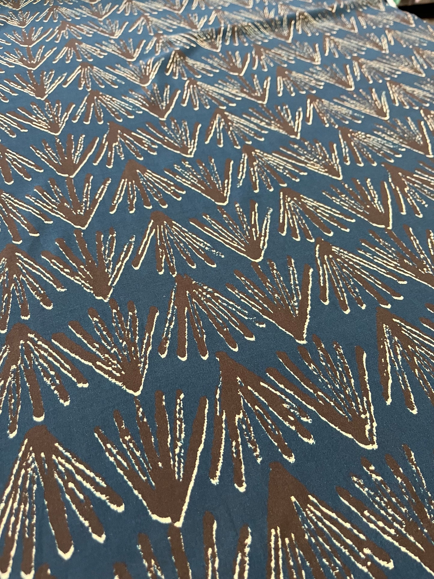 D02 Florida 105 viscose fibrane navy ground with brown feathers