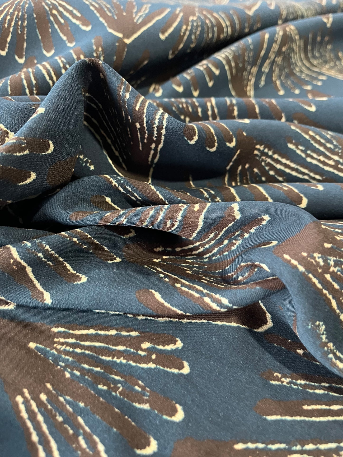 D02 Florida 105 viscose fibrane navy ground with brown feathers