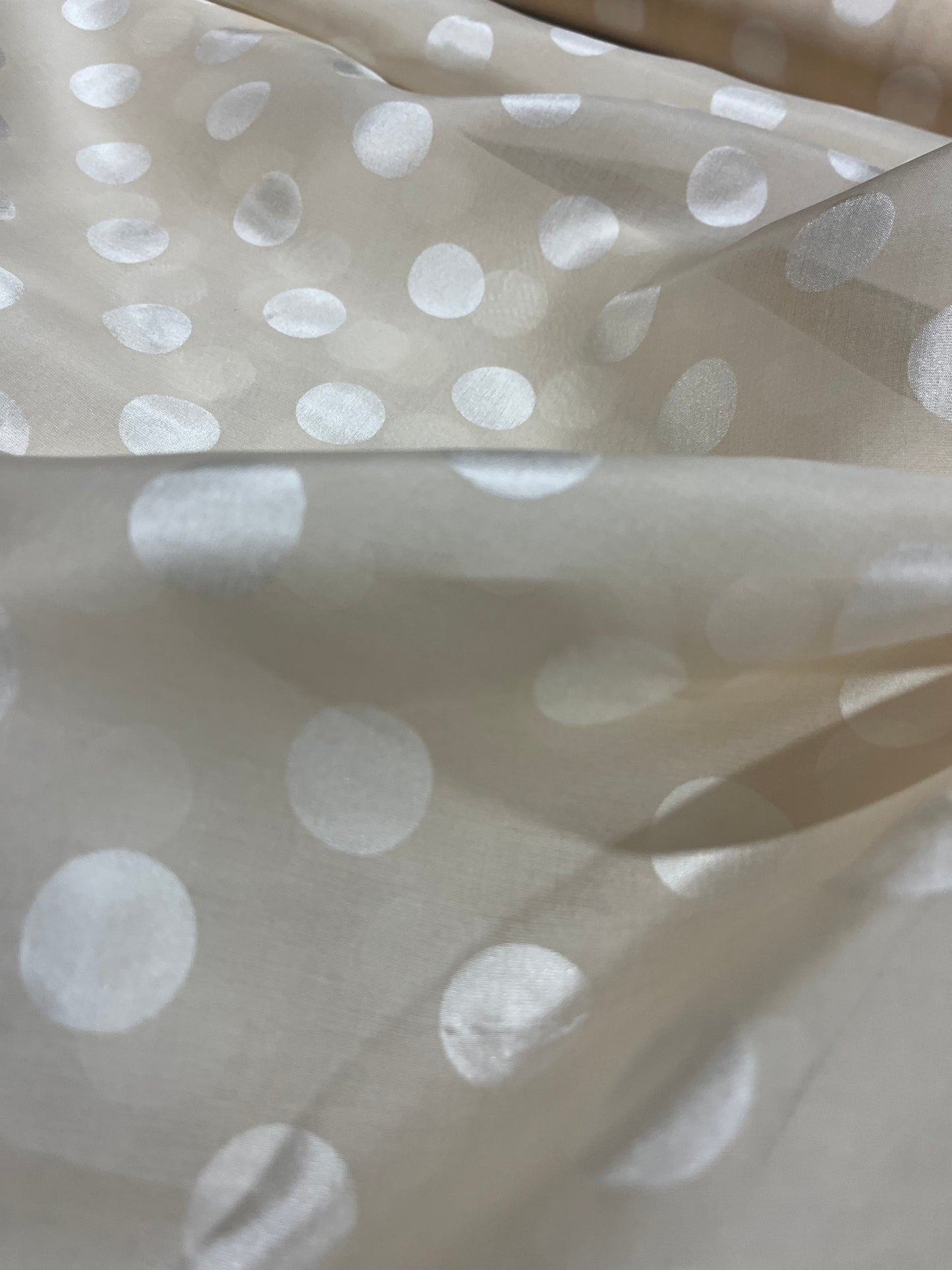 D01 Silk chiffon with dots