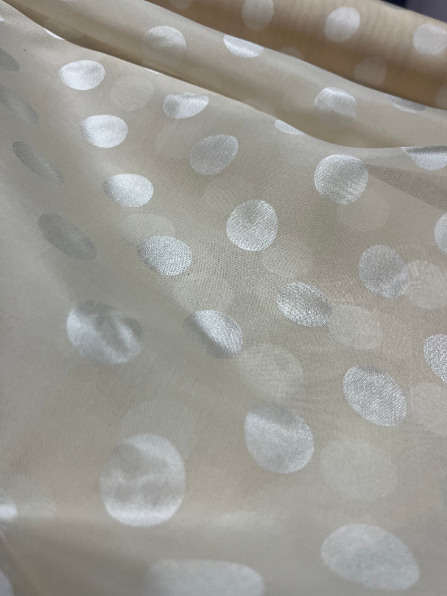 D01 Silk chiffon with dots