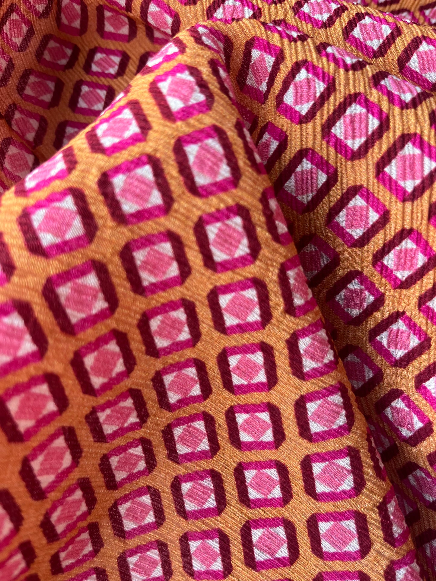 JUNO 050 crinkle viscose micro geometric rhombus