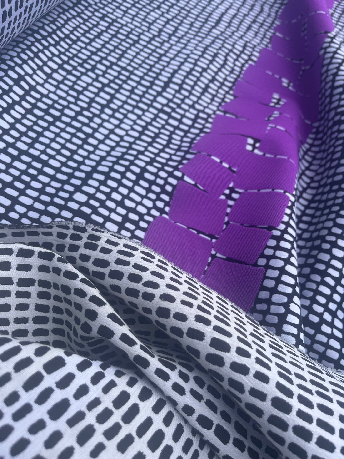 BONOTTO 022 jacquard black white with purple repeat