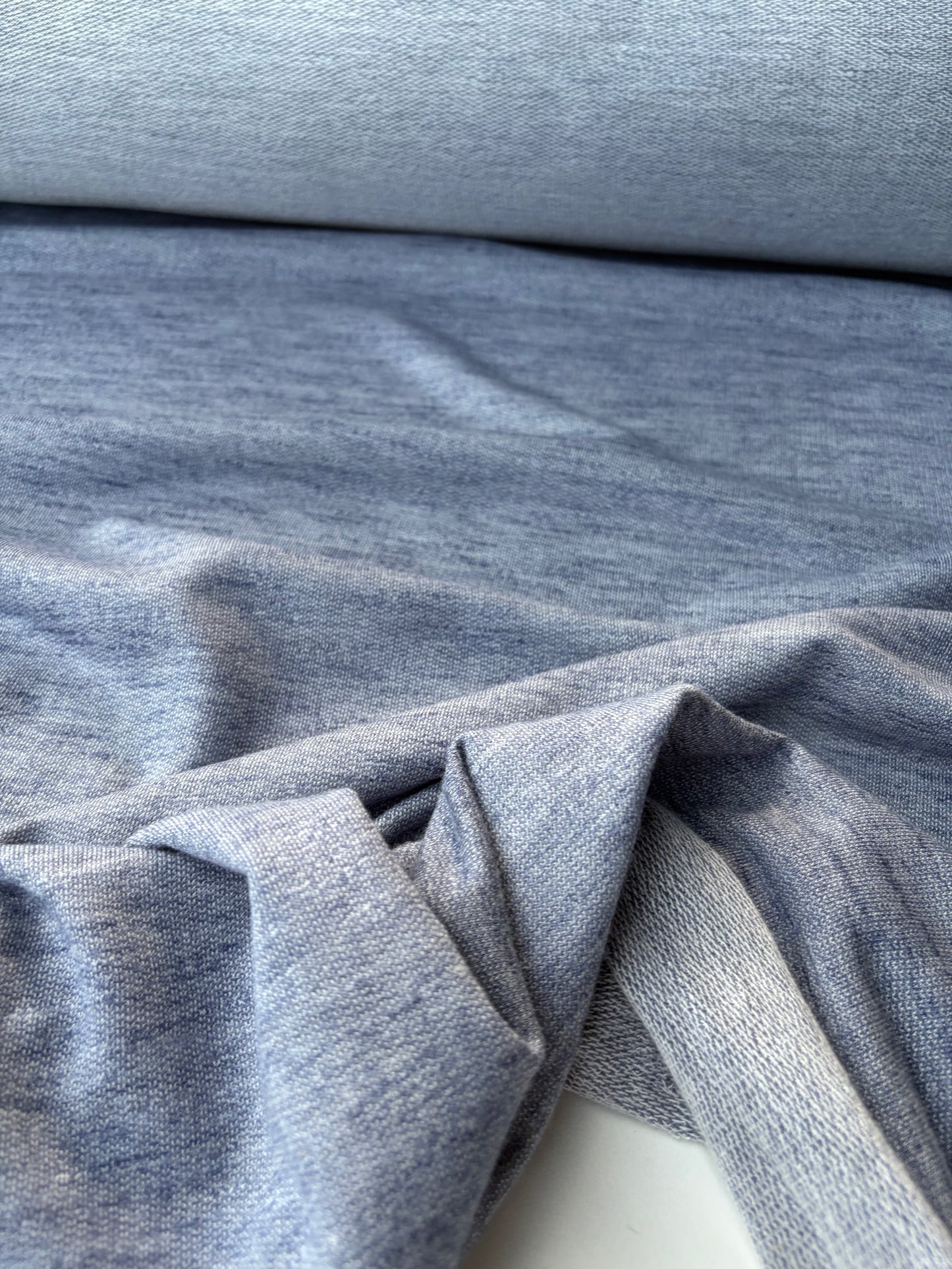 AMI 052 light jeans look jersey