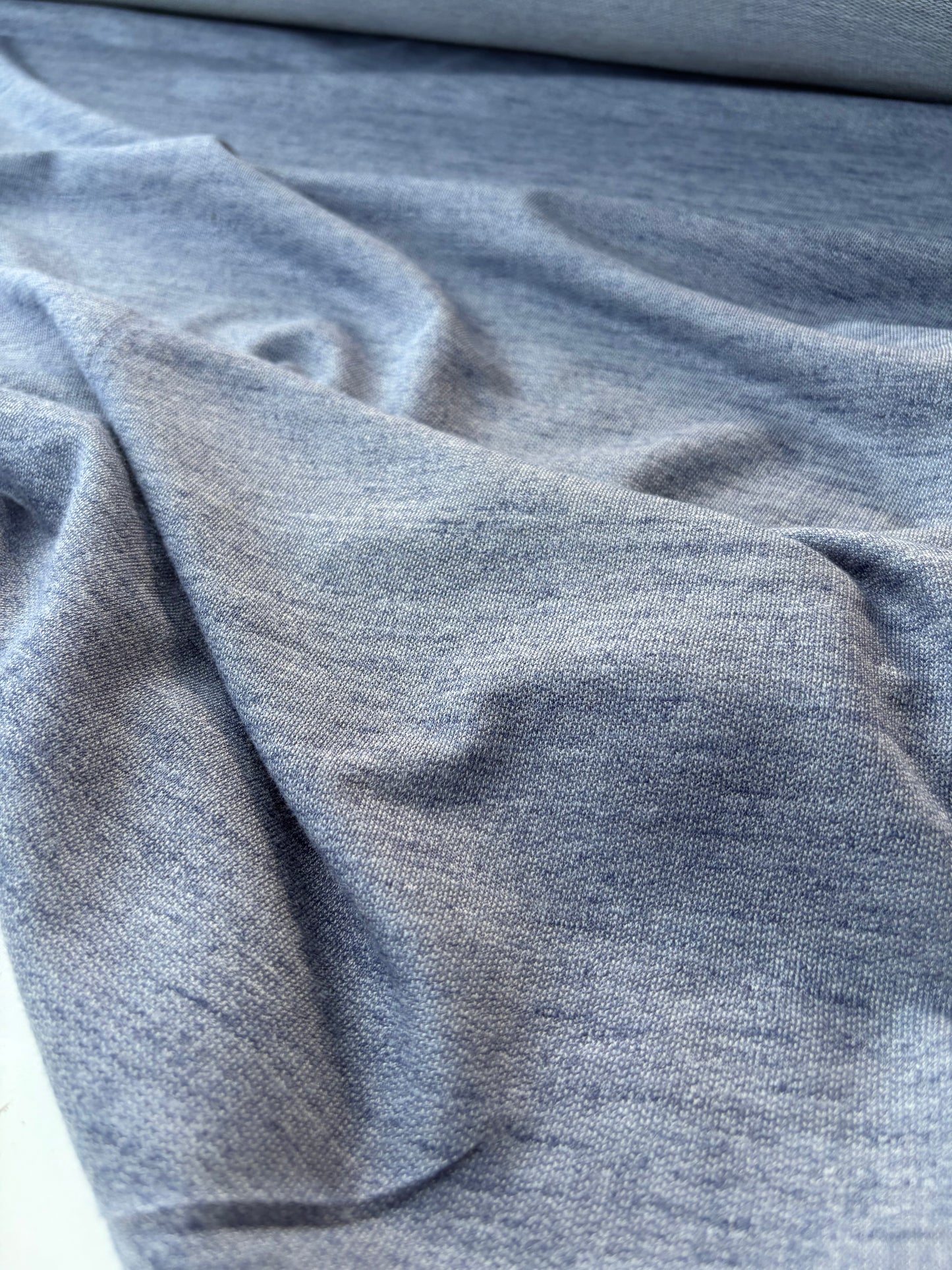 AMI 052 light jeans look jersey