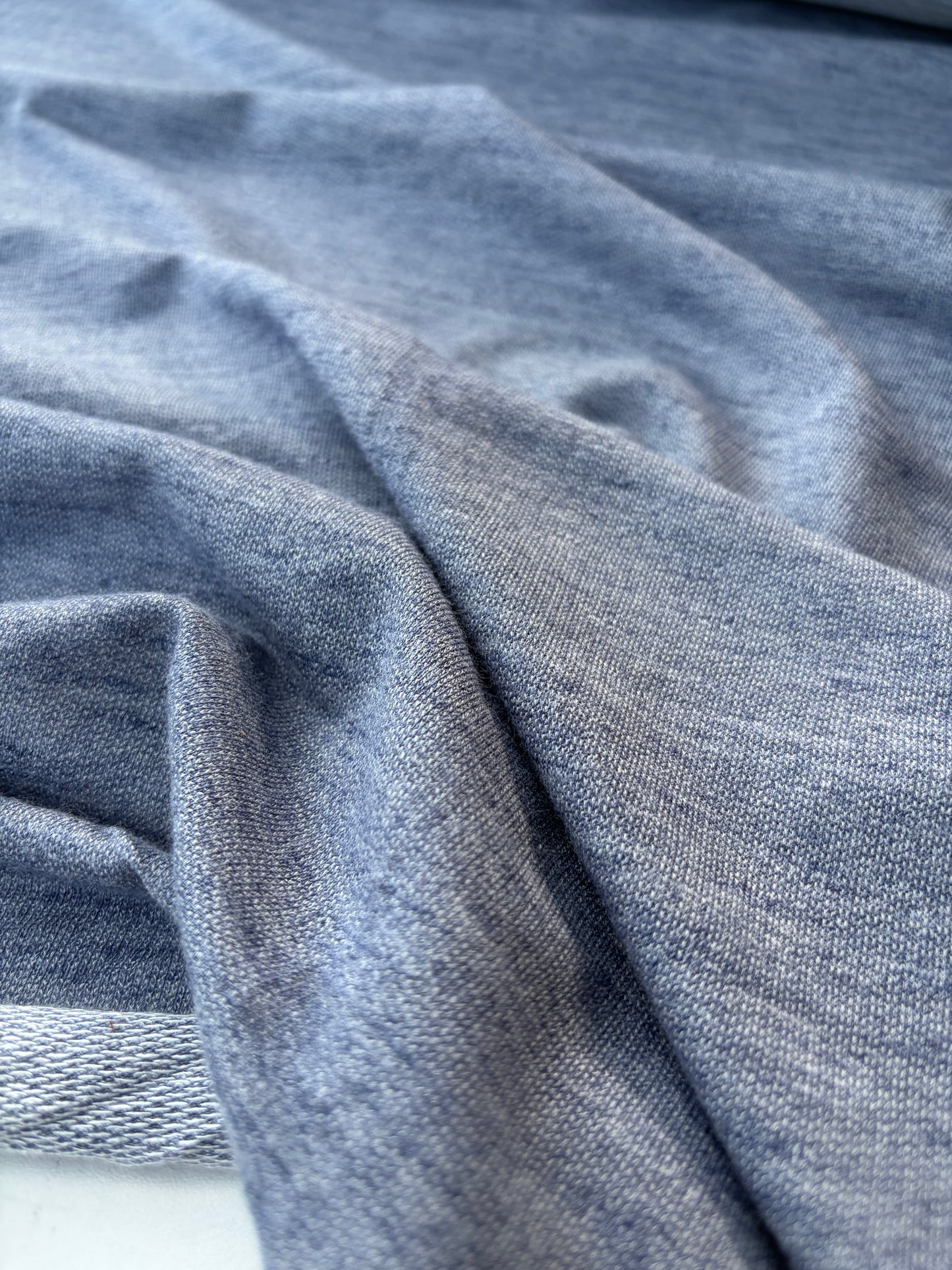 AMI 052 light jeans look jersey