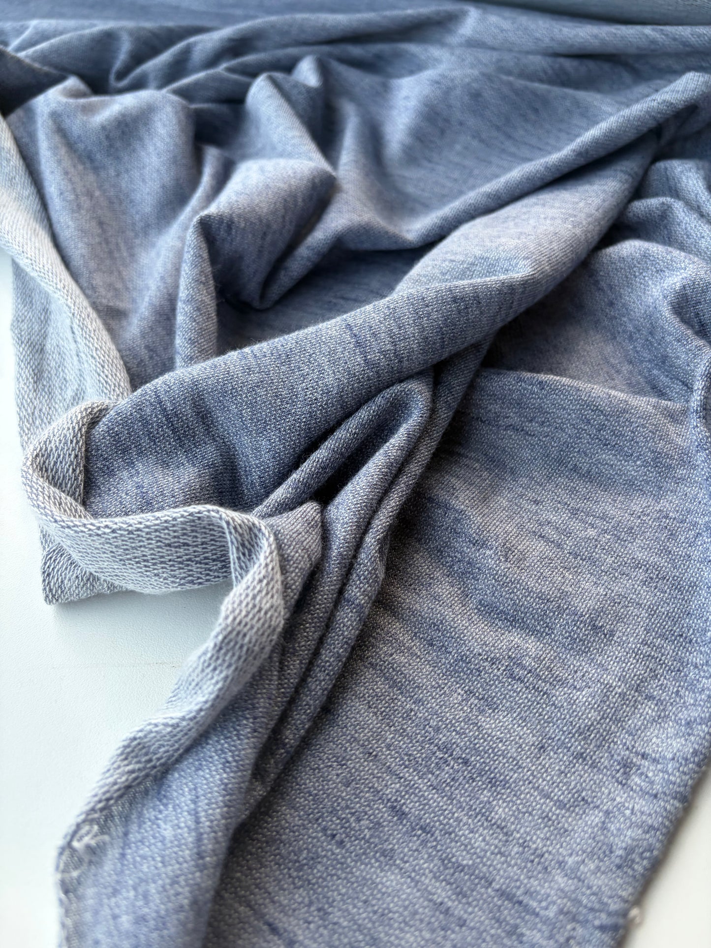 AMI 052 light jeans look jersey