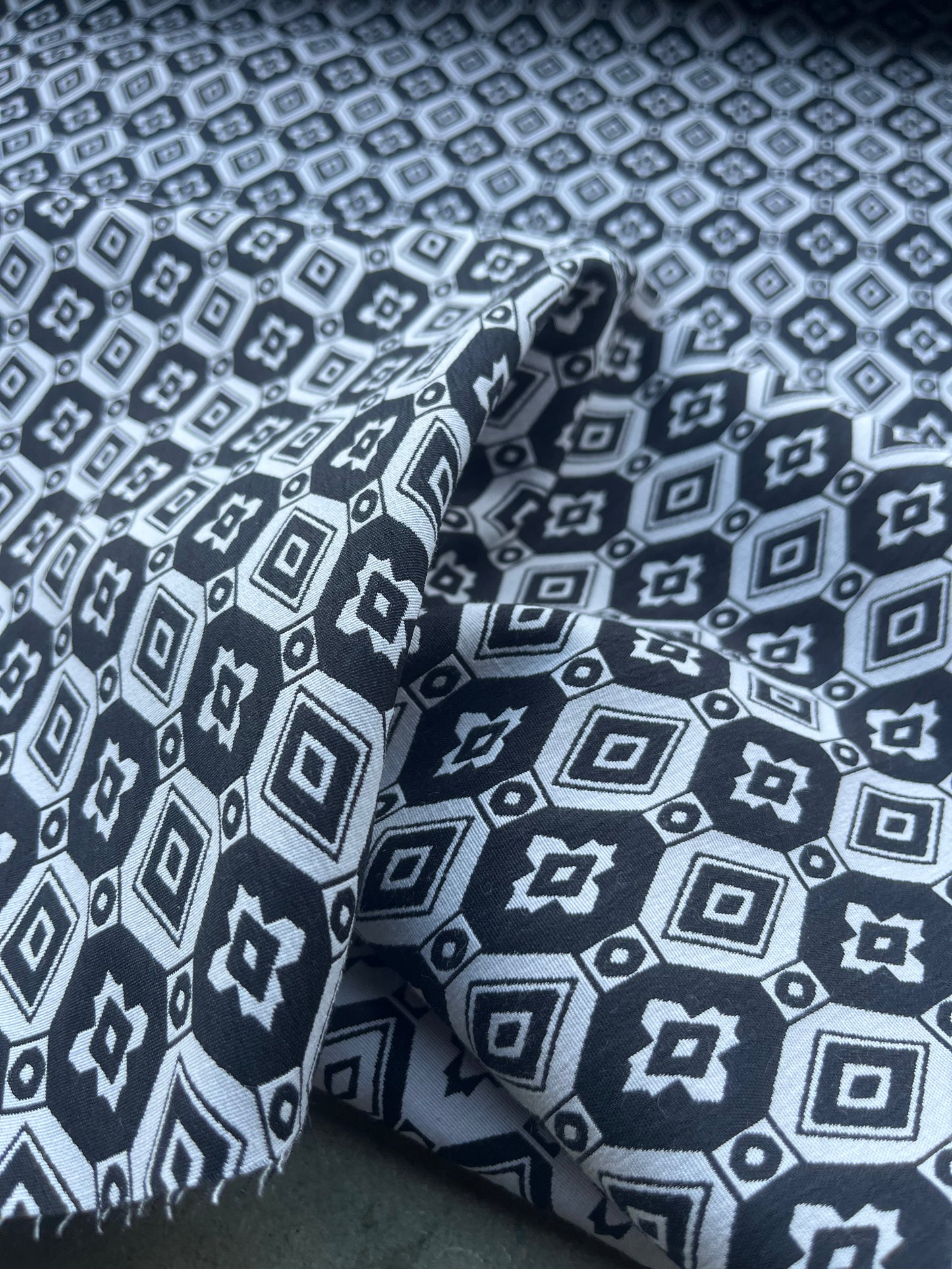 Jacques 001 cotton stretch jacquard black/white geo design