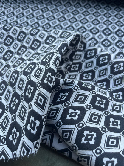 Jacques 001 cotton stretch jacquard black/white geo design