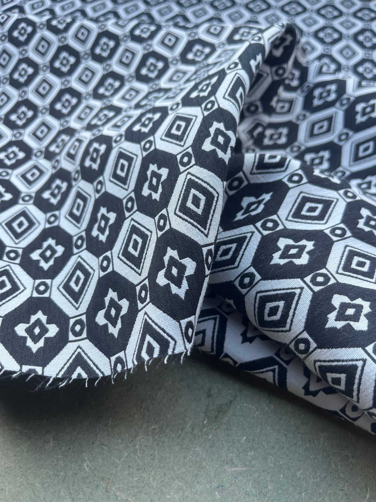Jacques 001 cotton stretch jacquard black/white geo design