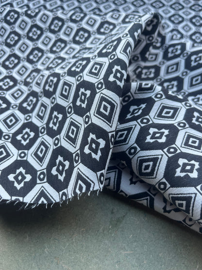 Jacques 001 cotton stretch jacquard black/white geo design