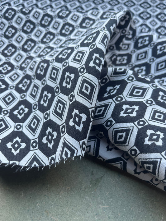 Jacques 001 cotton stretch jacquard black/white geo design