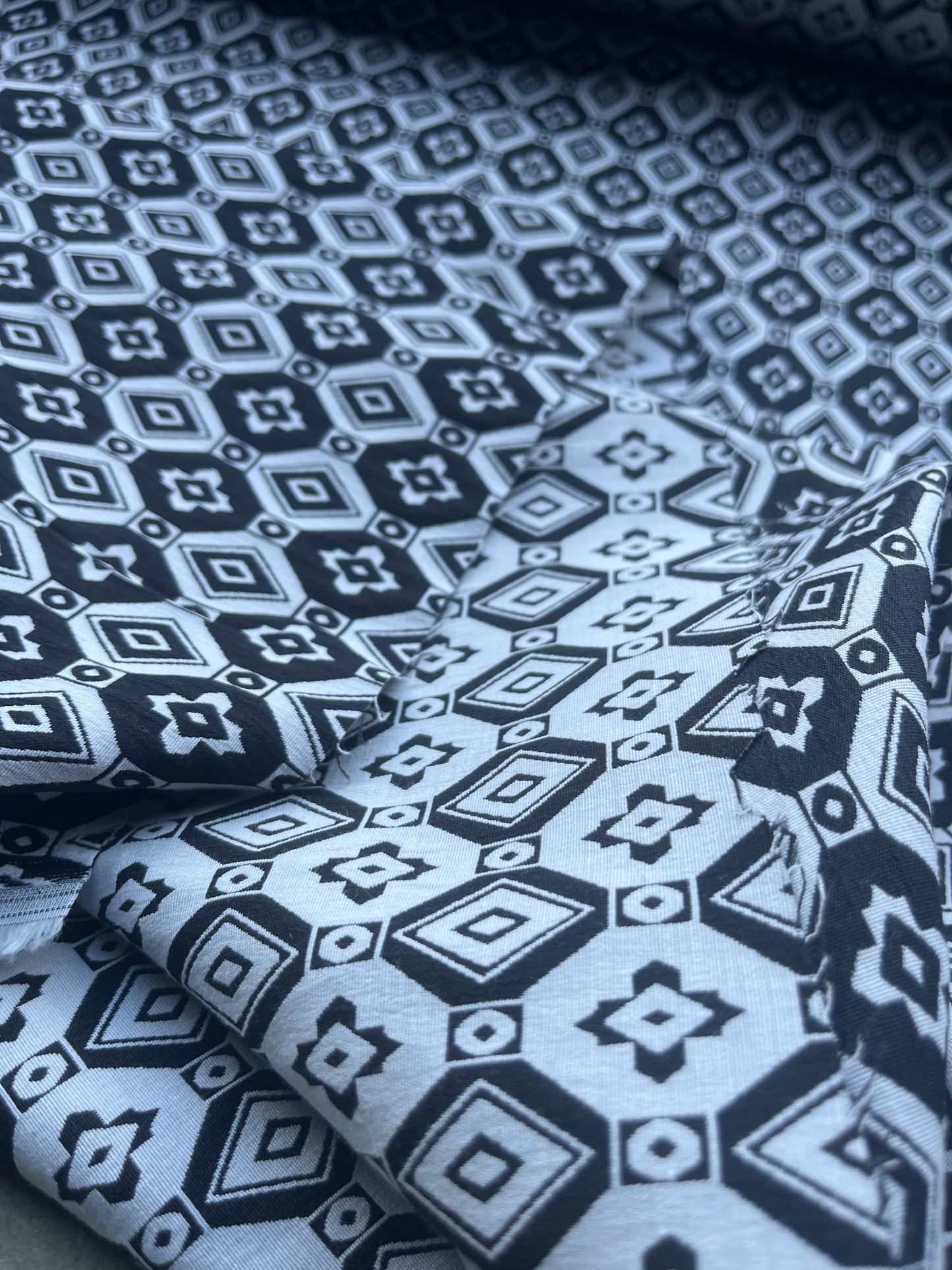 Jacques 001 cotton stretch jacquard black/white geo design
