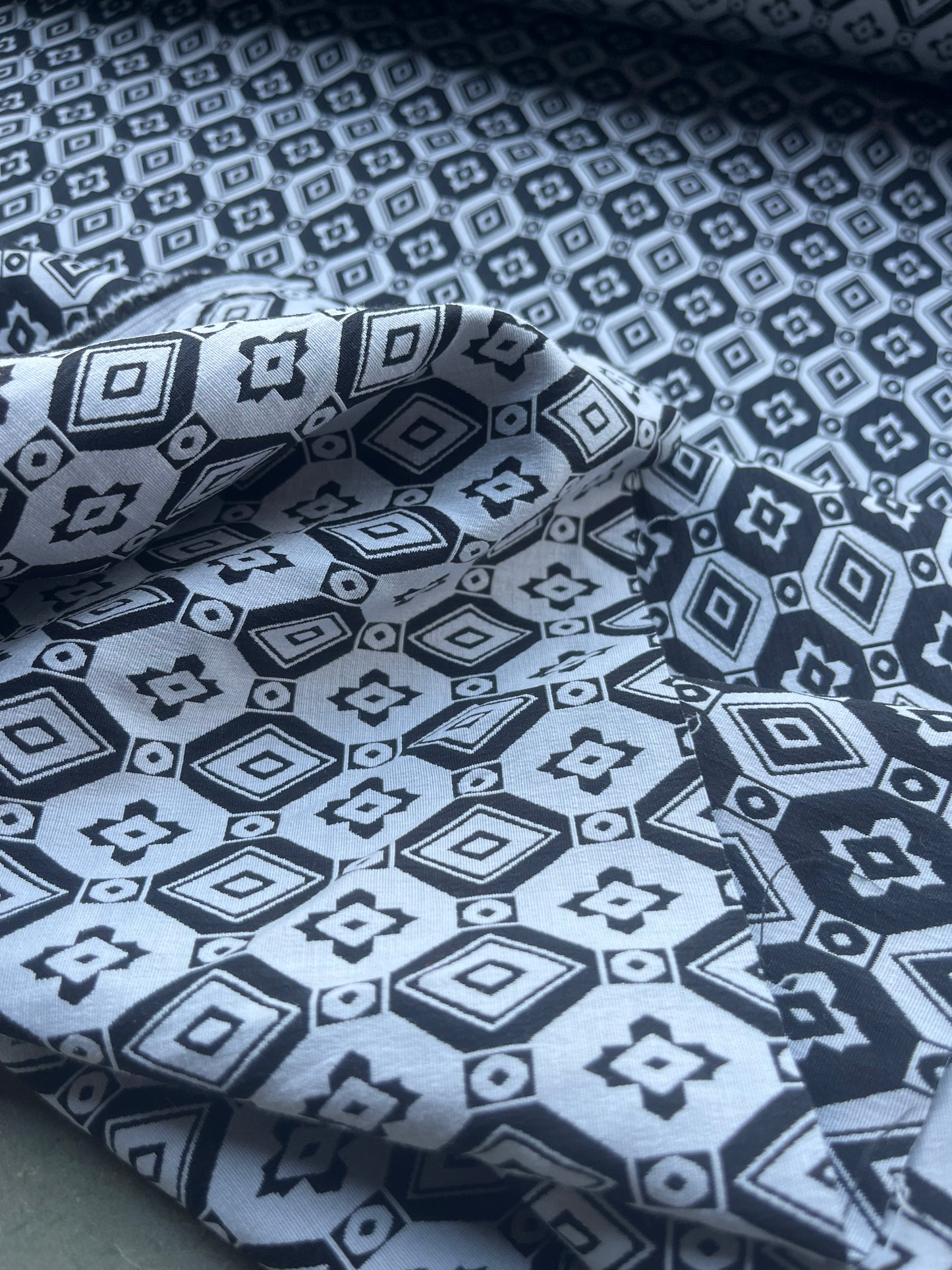 Jacques 001 cotton stretch jacquard black/white geo design