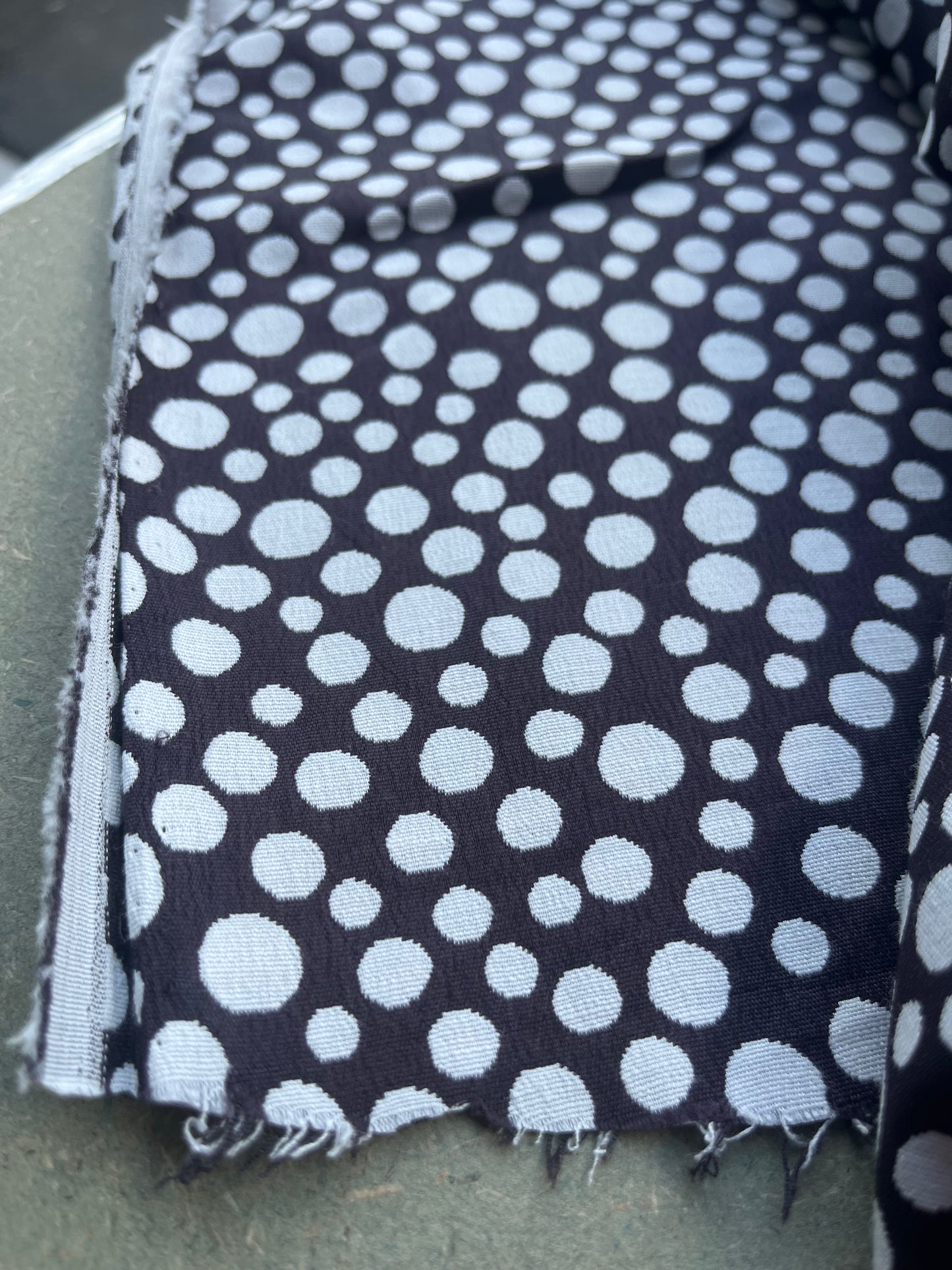 Jacques 002 cotton stretch jacquard black/white dots