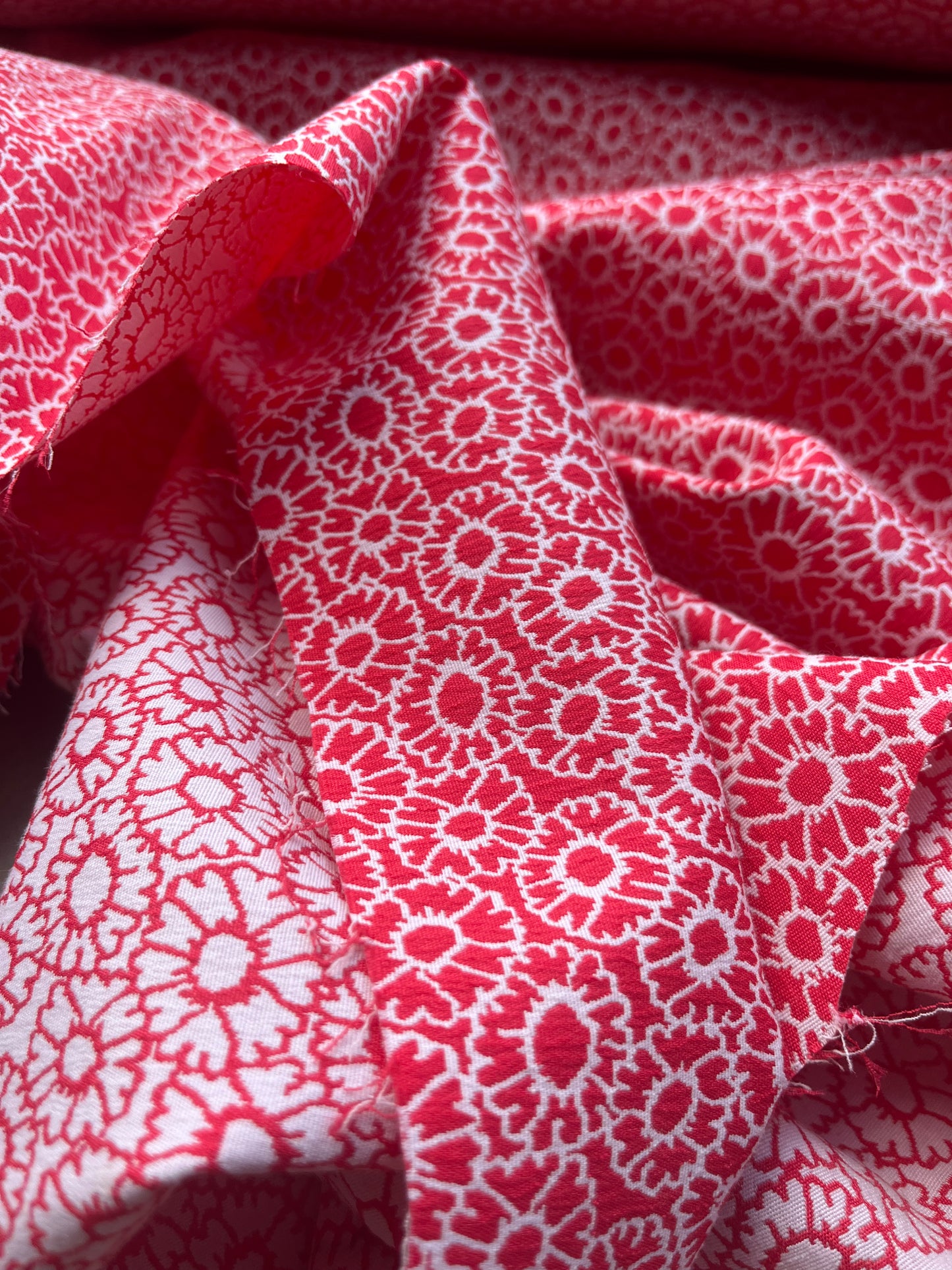 Jacques 008 cotton stretch jacquard red/white marguerites