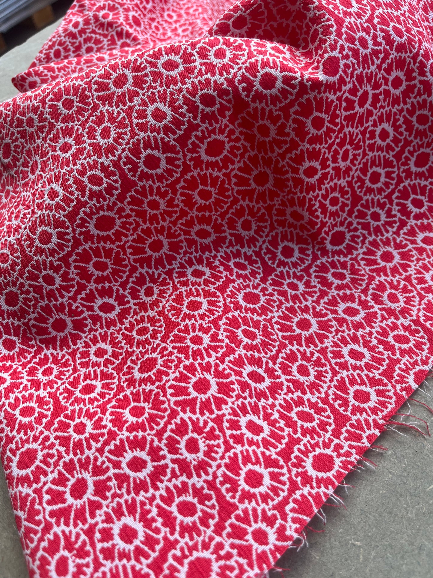 Jacques 008 cotton stretch jacquard red/white marguerites