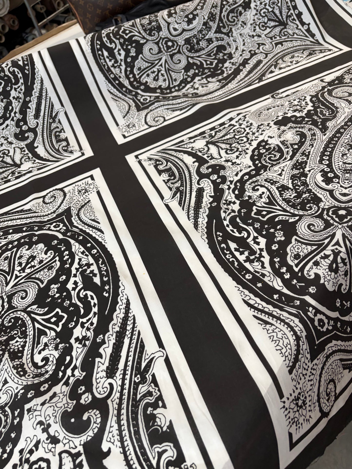 FREDO 010 cotton poplin foulard print