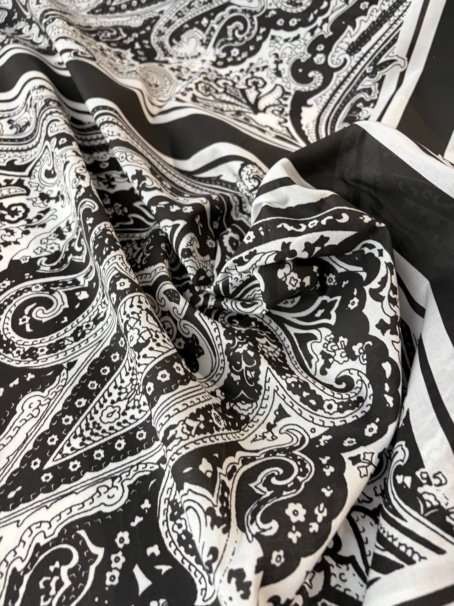 FREDO 010 cotton poplin foulard print