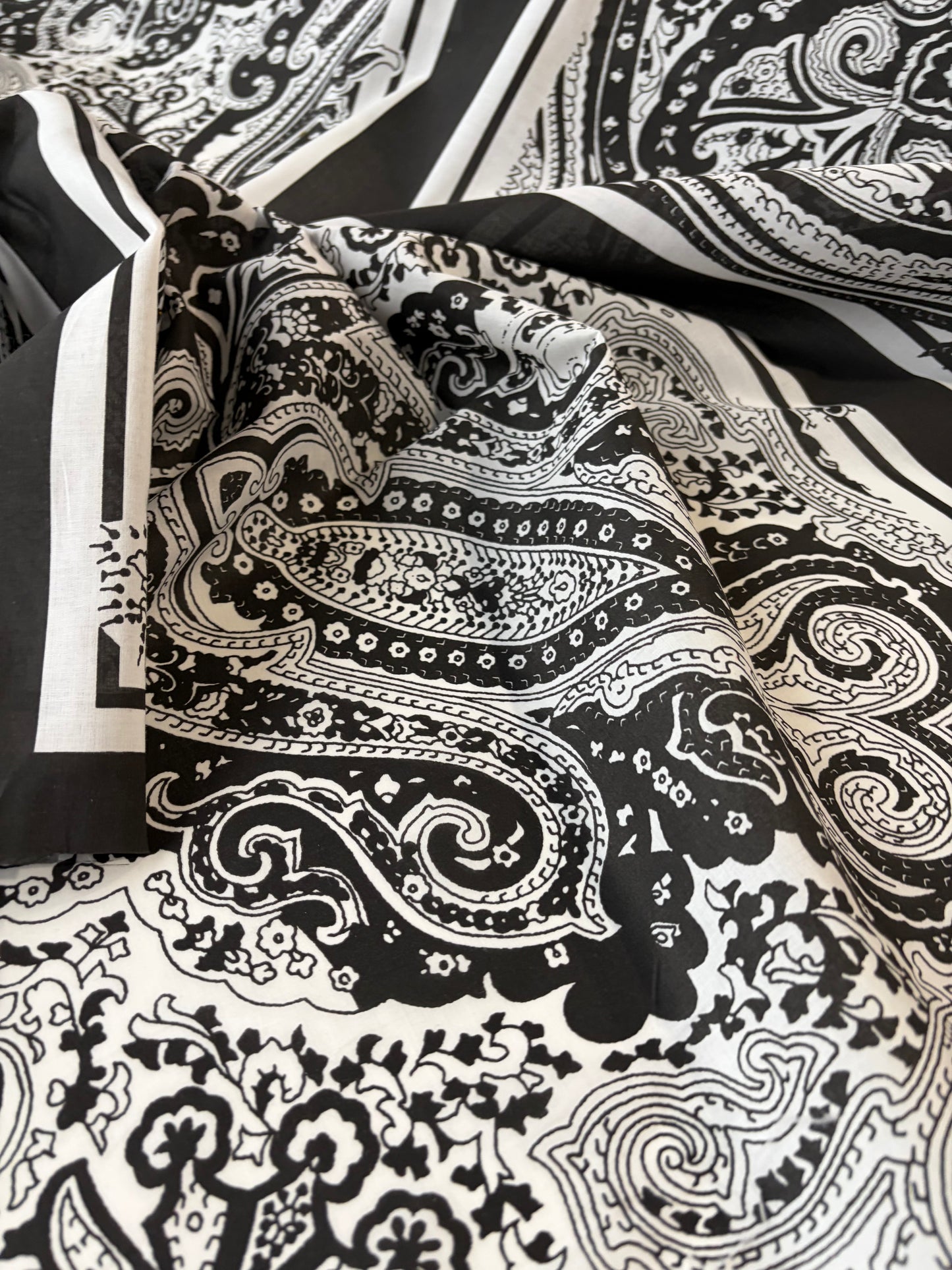 FREDO 010 cotton poplin foulard print