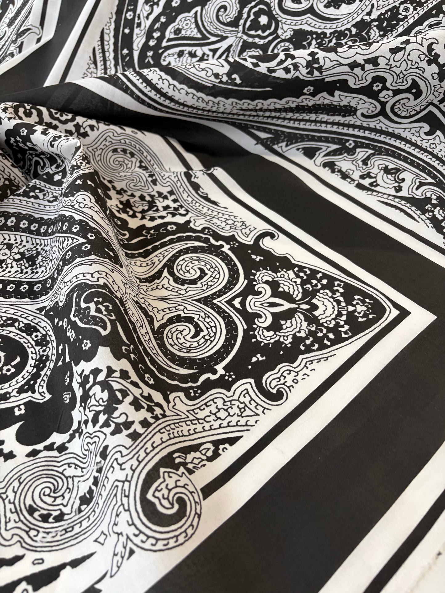 FREDO 010 cotton poplin foulard print
