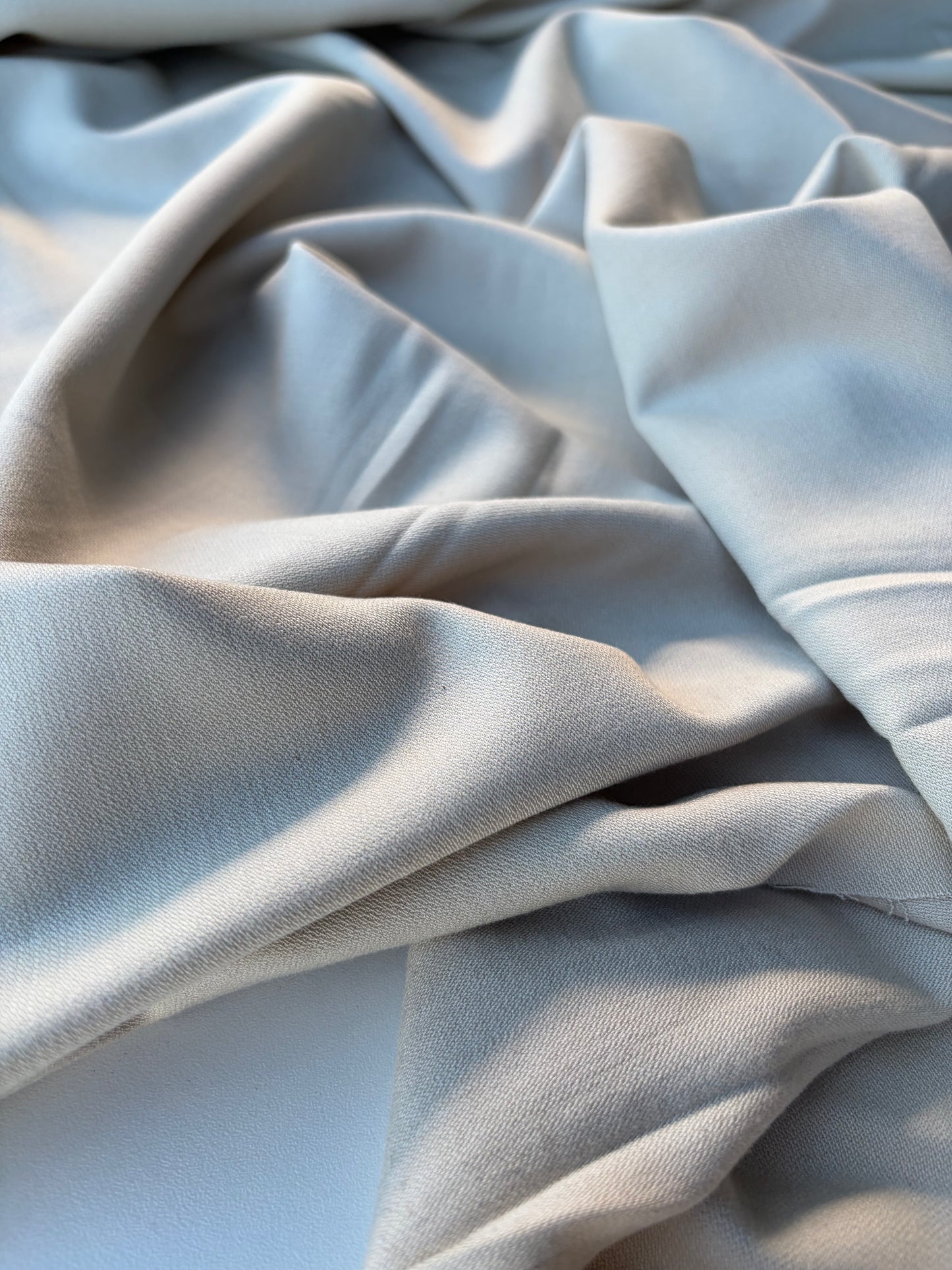 LORO 022 cream coloured wool crêpe bi-stretch