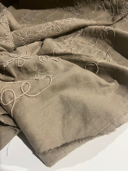 KEIRA 042 linen with all over embroidery mokka