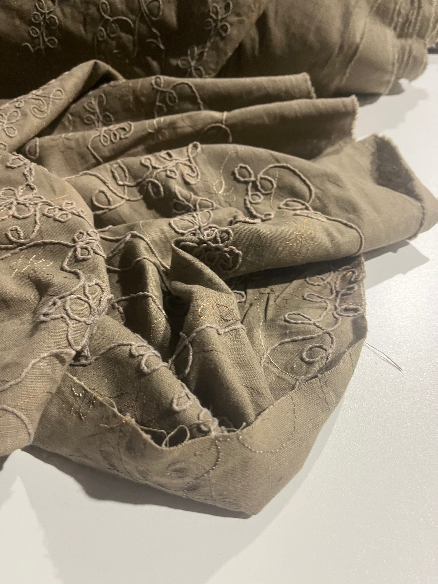 KEIRA 042 linen with all over embroidery mokka