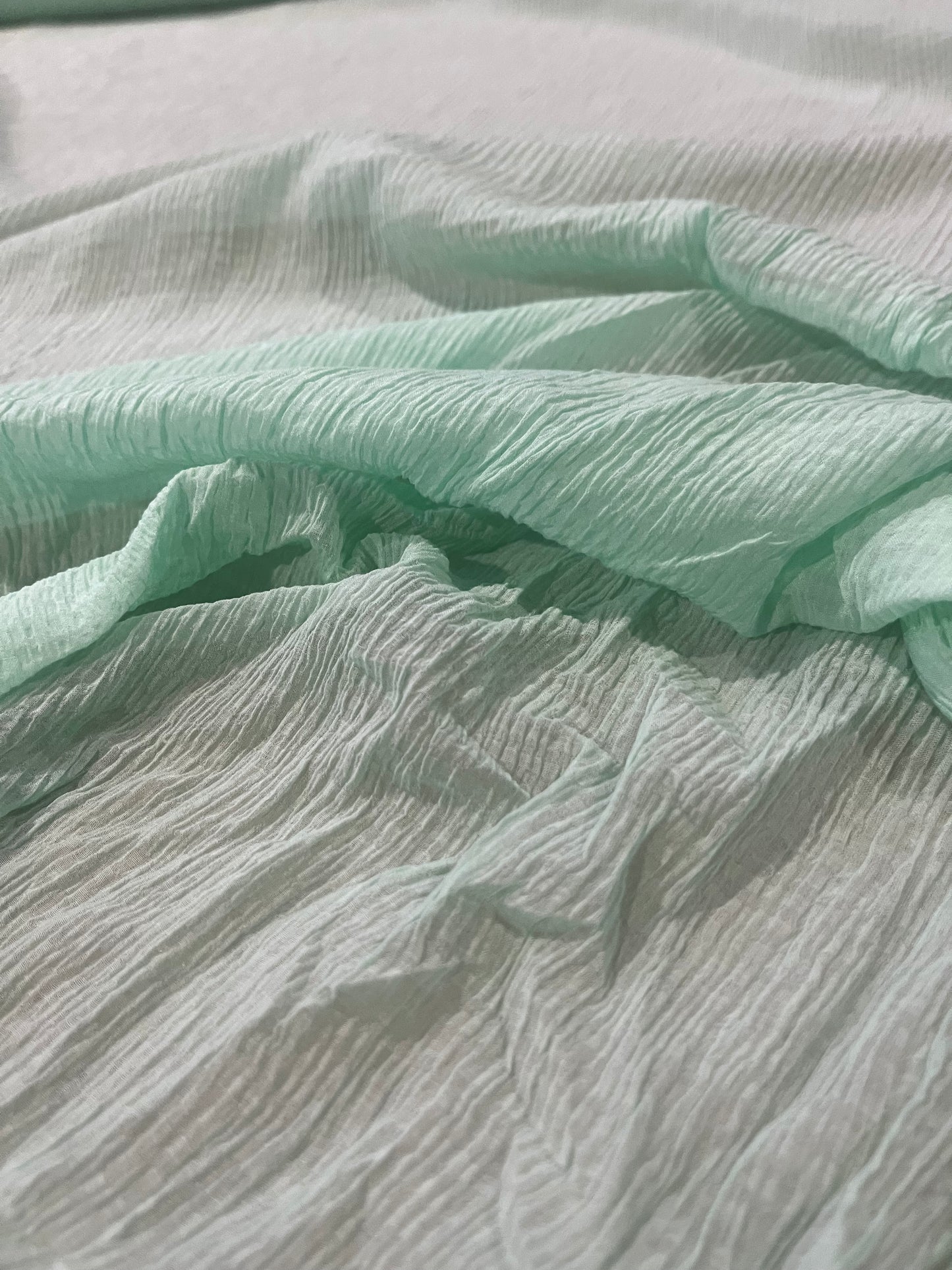 E02 silk crepon mint