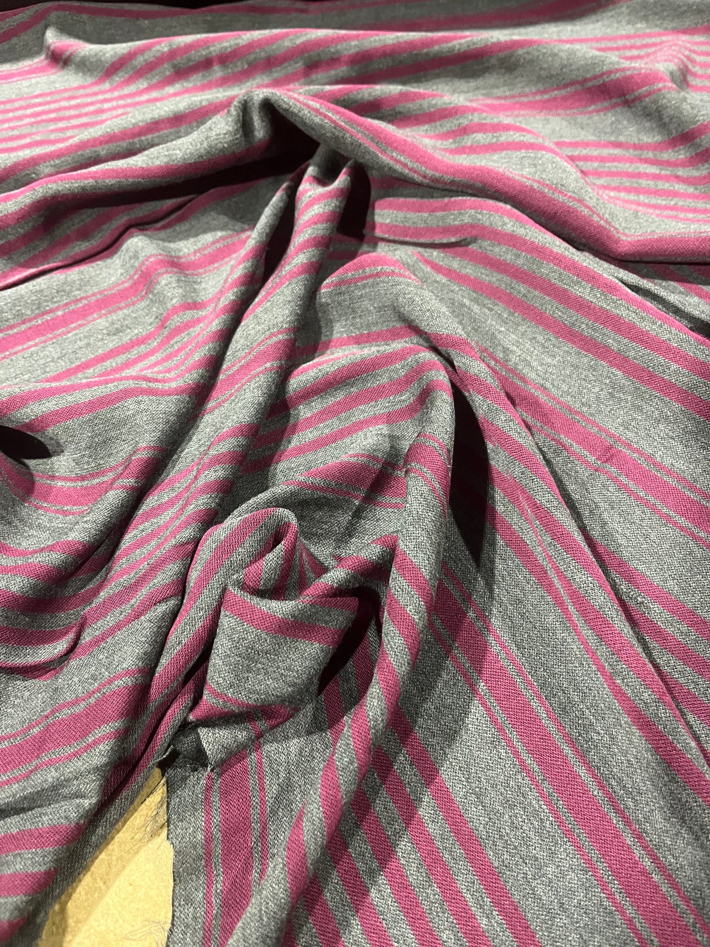 H01 Twill stripes grey/fuchsia