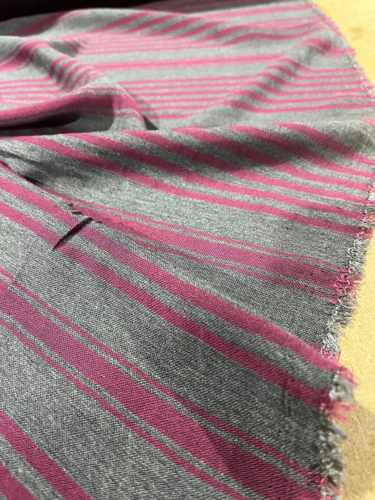 H01 Twill stripes grey/fuchsia