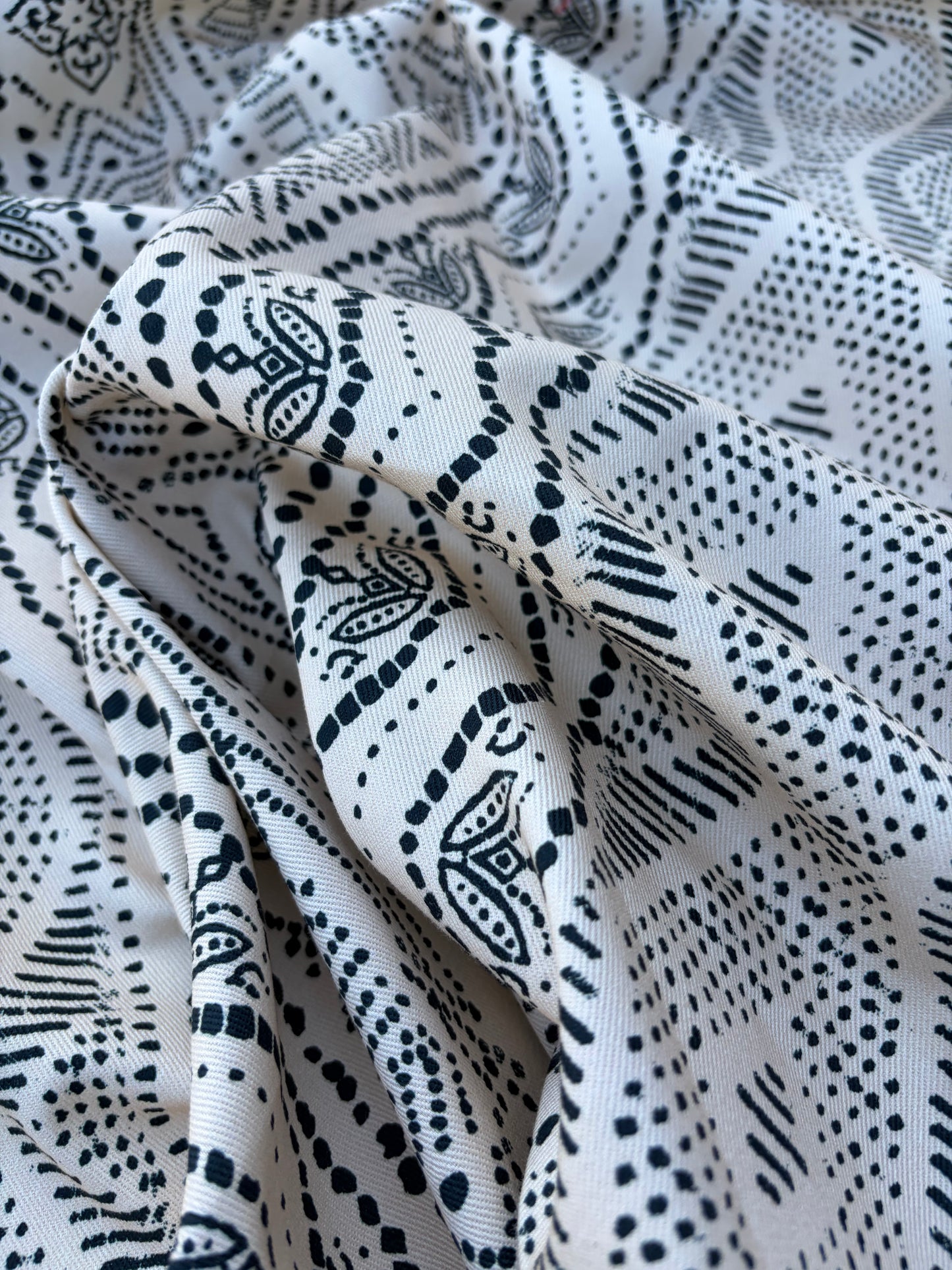 CHARLY 020 cotton twill stretch black/sand ethnical print